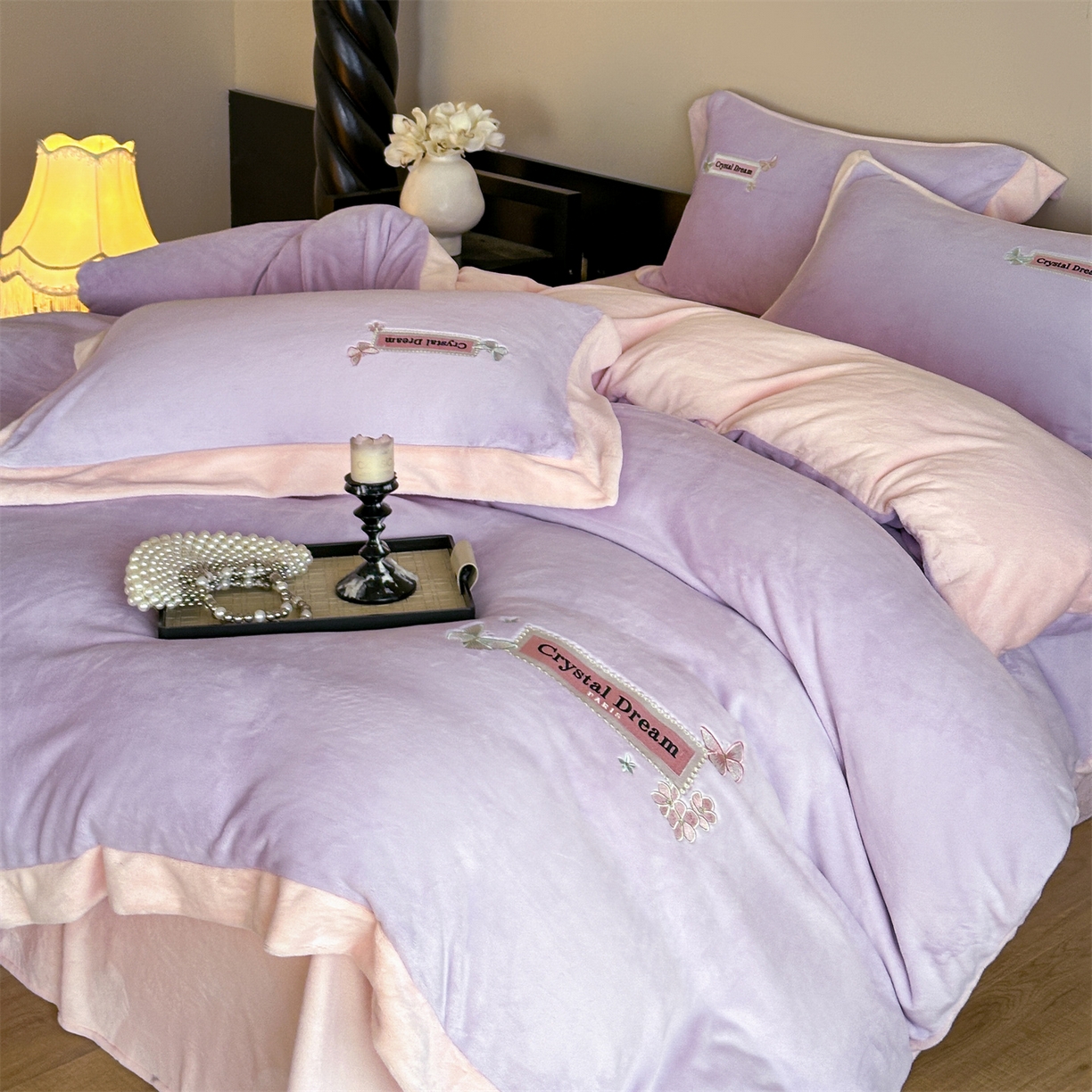 91家纺网 家纺一手货源 找家纺 梦幻之城 2025新款牛奶绒刺绣款四件套-梦菲 梦菲-丁香紫+靓粉
