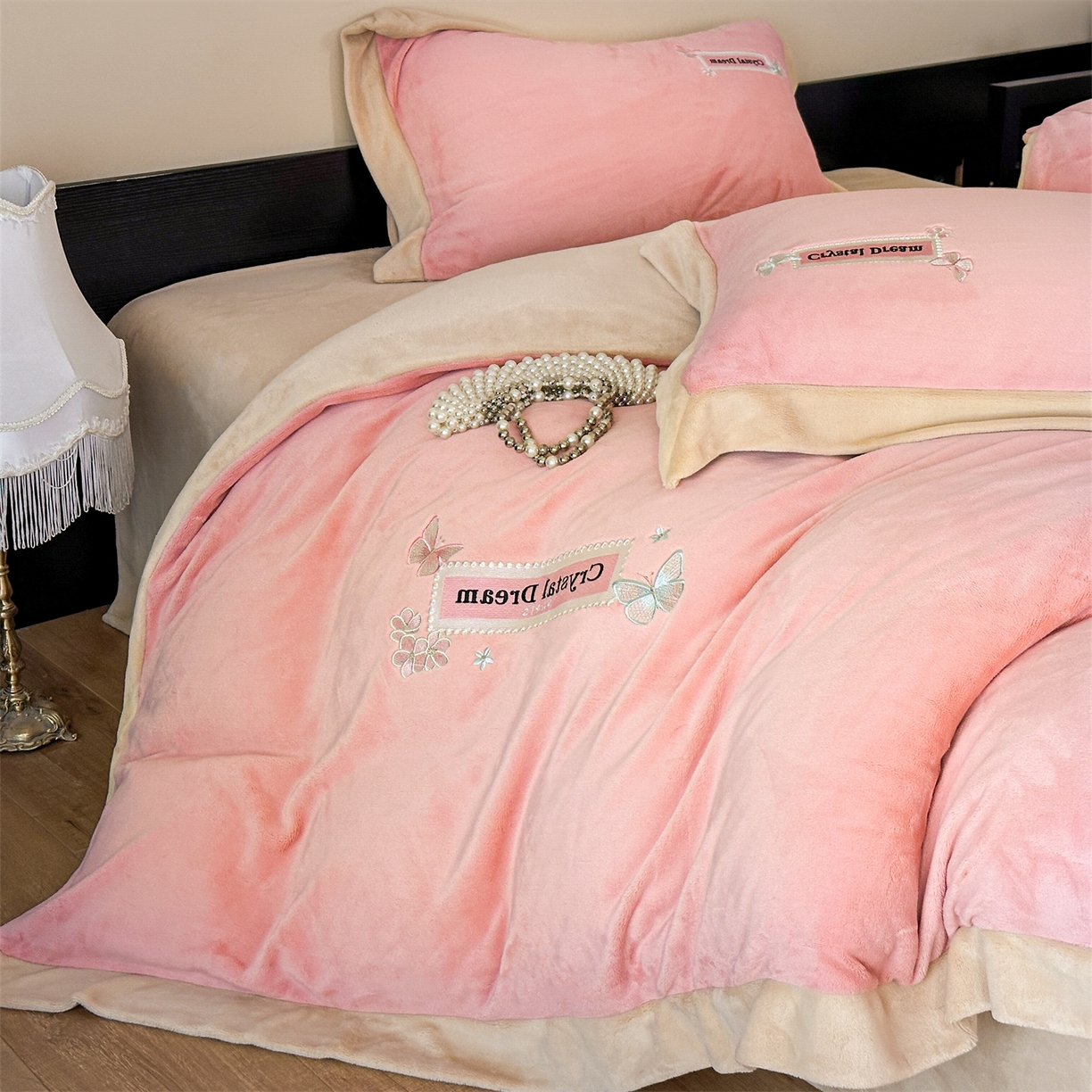 91家纺网 家纺一手货源 找家纺 梦幻之城 2025新款牛奶绒刺绣款四件套-梦菲 梦菲-橙意粉+香槟色