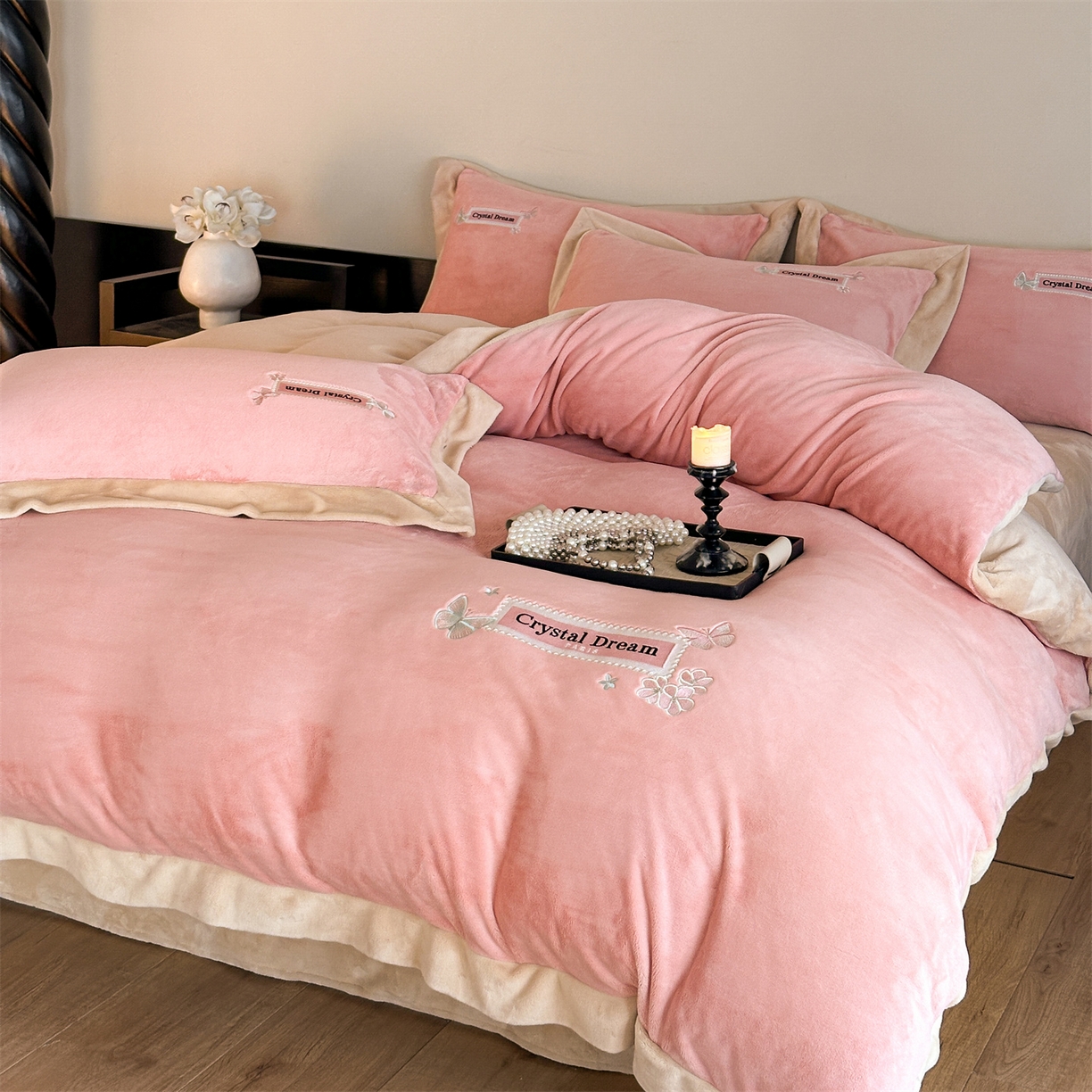 91家纺网 家纺一手货源 找家纺 梦幻之城 2025新款牛奶绒刺绣款四件套-梦菲 梦菲-橙意粉+香槟色