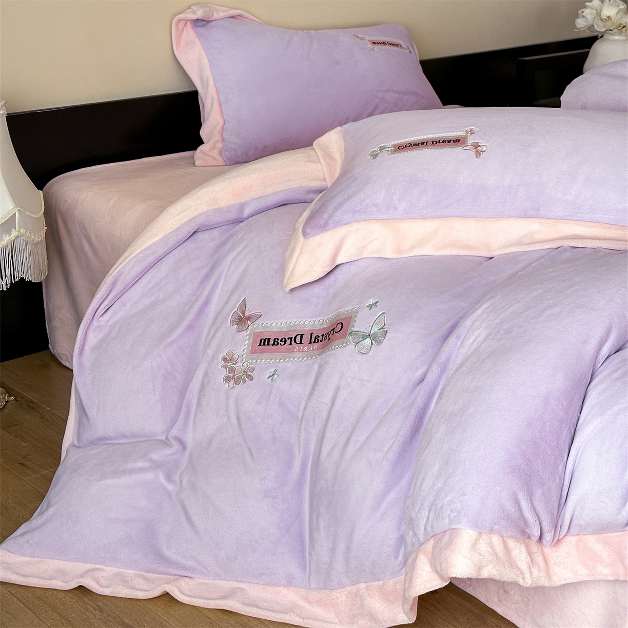 91家纺网 家纺一手货源 找家纺 梦幻之城 2025新款牛奶绒刺绣款四件套-梦菲 梦菲-丁香紫+靓粉