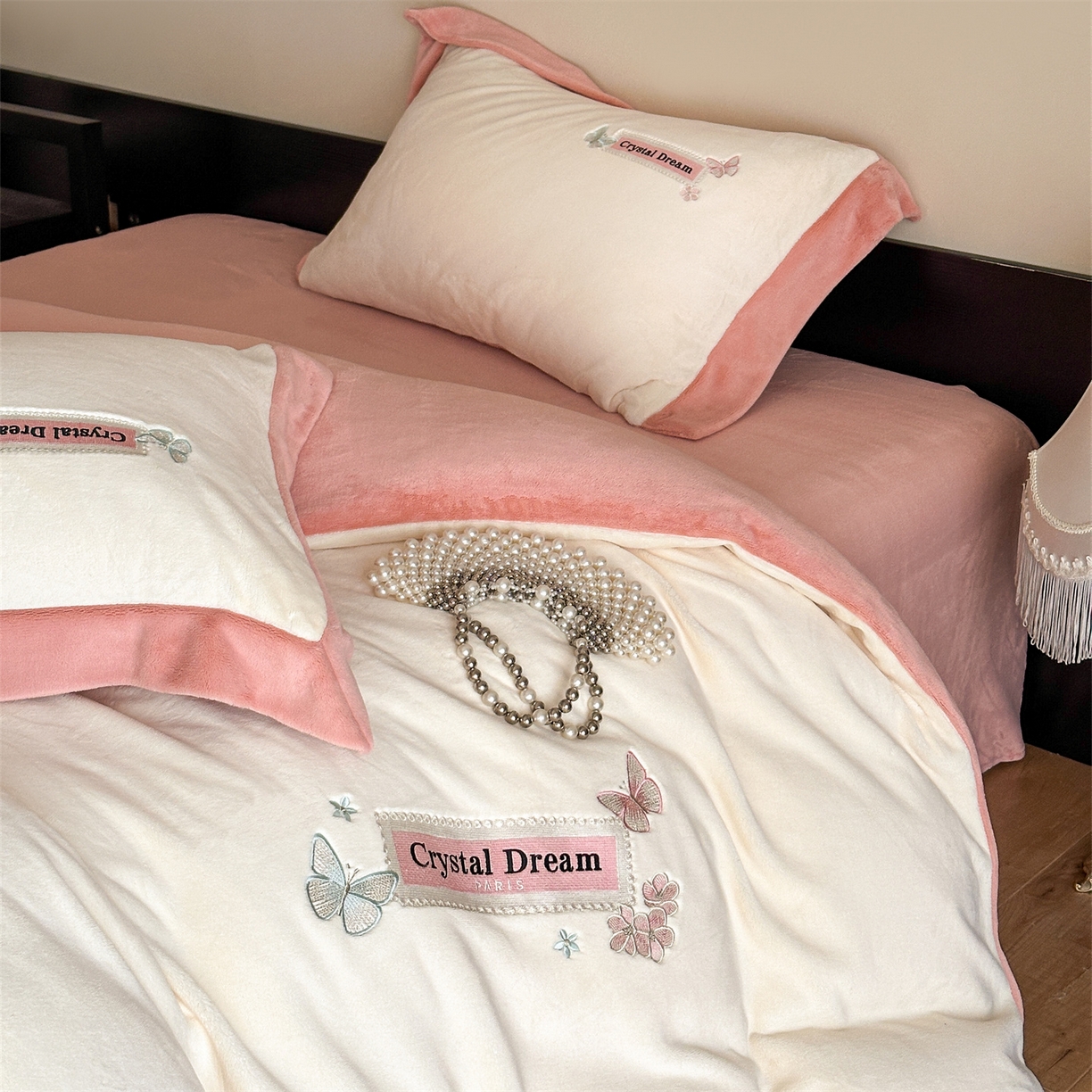 91家纺网 家纺一手货源 找家纺 梦幻之城 2025新款牛奶绒刺绣款四件套-梦菲 梦菲-奶白+橙意粉