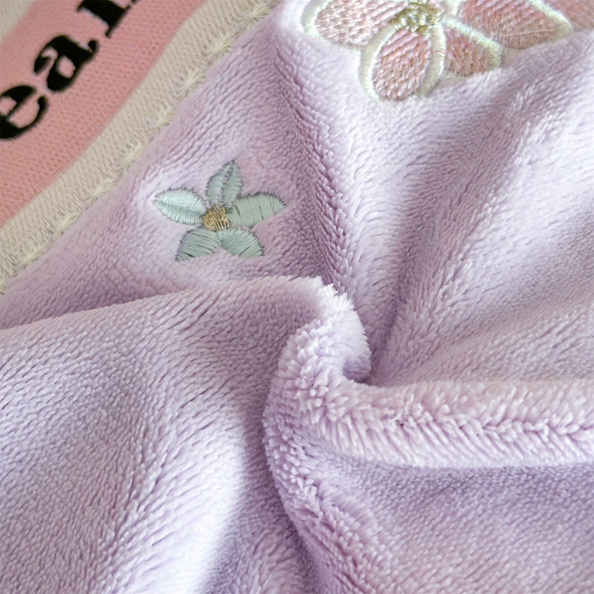 91家纺网 家纺一手货源 找家纺 梦幻之城 2025新款牛奶绒刺绣款四件套-梦菲 梦菲-丁香紫+靓粉