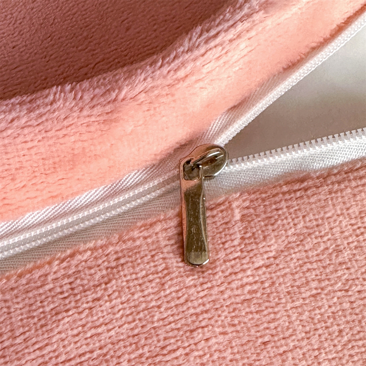 91家纺网 家纺一手货源 找家纺 梦幻之城 2025新款牛奶绒刺绣款四件套-梦菲 梦菲-奶白+橙意粉