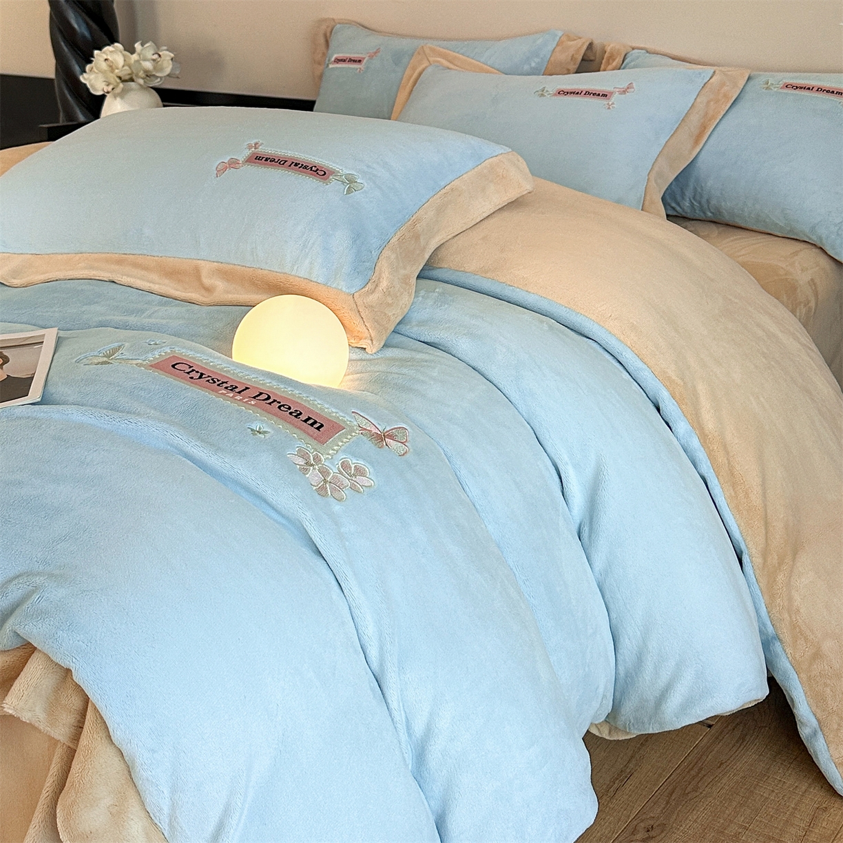 91家纺网 家纺一手货源 找家纺 梦幻之城 2025新款牛奶绒刺绣款四件套-梦菲 梦菲-天空蓝+香槟色