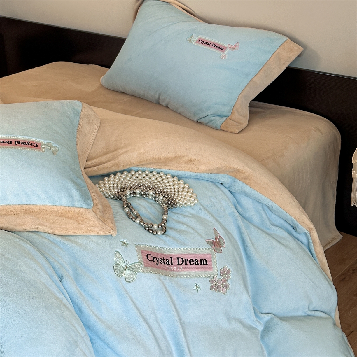 91家纺网 家纺一手货源 找家纺 梦幻之城 2025新款牛奶绒刺绣款四件套-梦菲 梦菲-天空蓝+香槟色