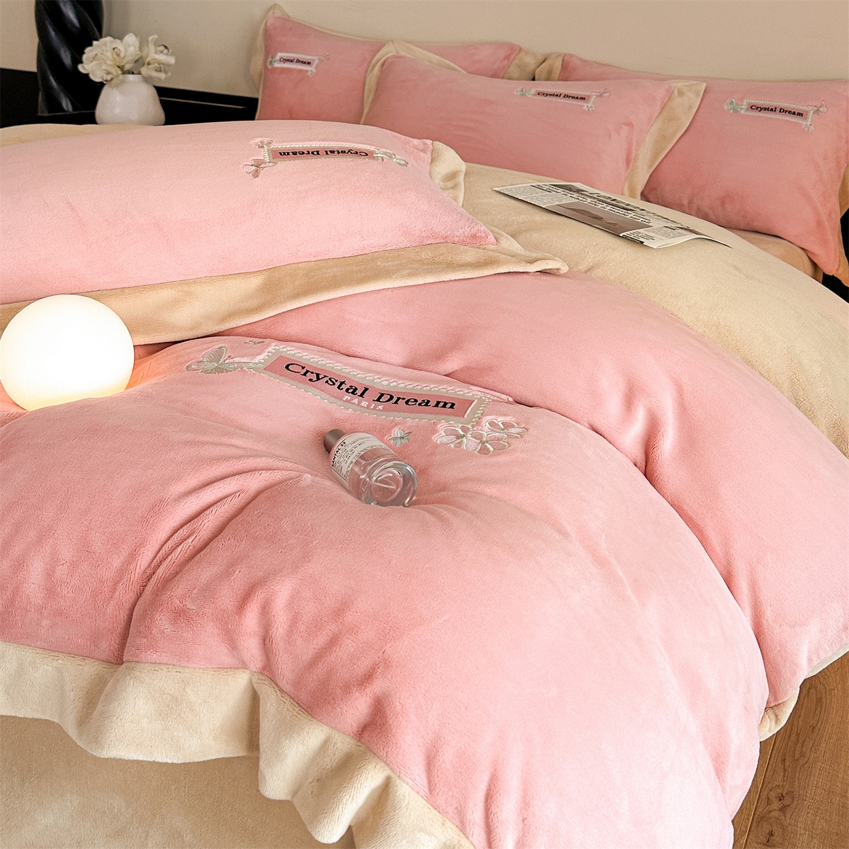 91家纺网 家纺一手货源 找家纺 梦幻之城 2025新款牛奶绒刺绣款四件套-梦菲 梦菲-橙意粉+香槟色