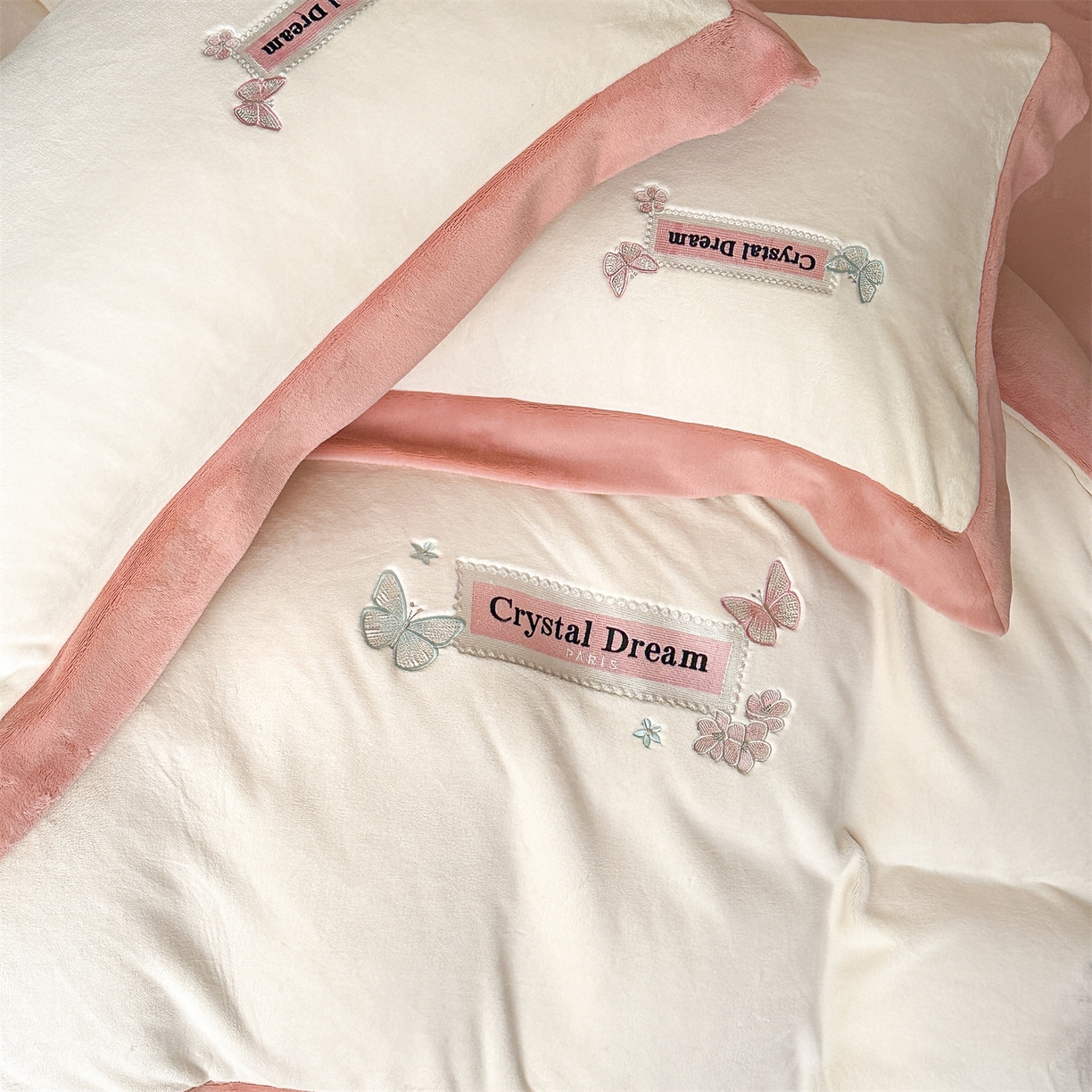 91家纺网 家纺一手货源 找家纺 梦幻之城 2025新款牛奶绒刺绣款四件套-梦菲 梦菲-奶白+橙意粉