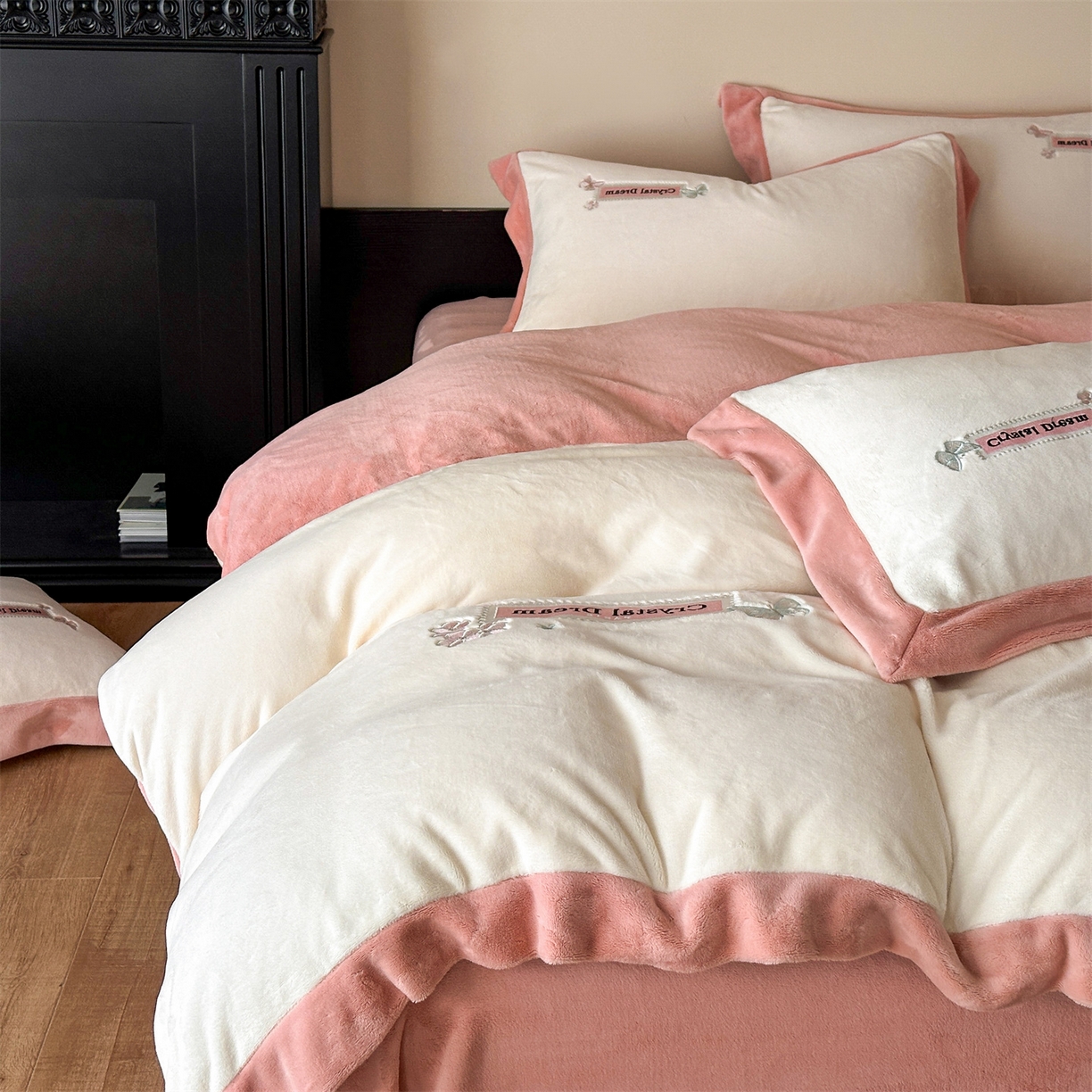 91家纺网 家纺一手货源 找家纺 （总）梦幻之城 2025新款牛奶绒刺绣款四件套-梦菲