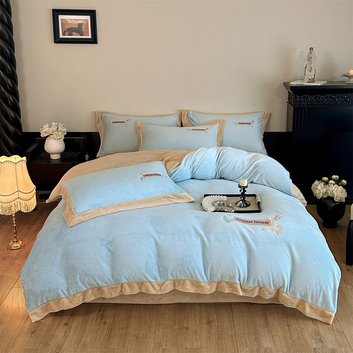 91家纺网 家纺一手货源 找家纺 梦幻之城 2025新款牛奶绒刺绣款四件套-梦菲 梦菲-天空蓝+香槟色