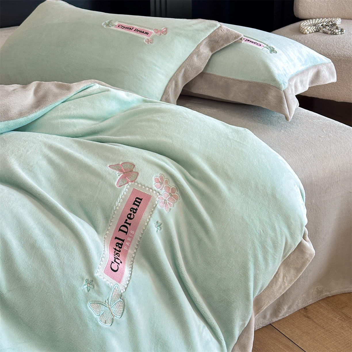 91家纺网 家纺一手货源 找家纺 梦幻之城 2025新款牛奶绒刺绣款四件套-梦菲 梦菲-清澈蓝+香草灰