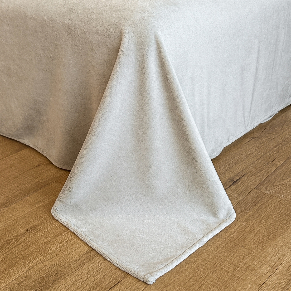 91家纺网 家纺一手货源 找家纺 梦幻之城 2025新款牛奶绒刺绣款四件套-梦菲 梦菲-清澈蓝+香草灰