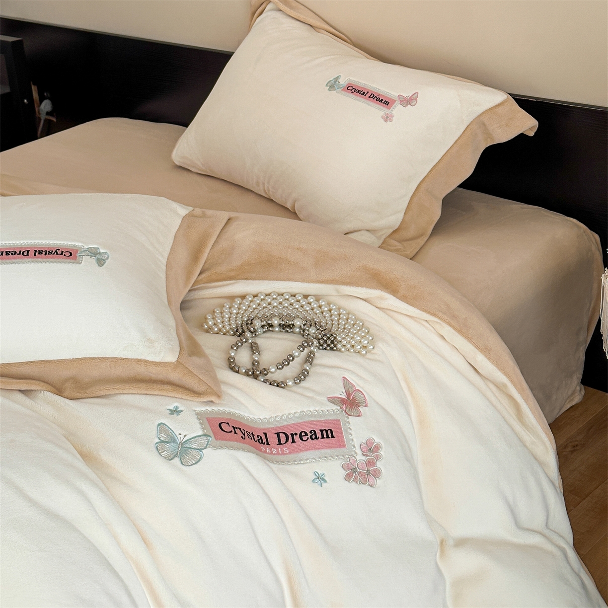 91家纺网 家纺一手货源 找家纺 梦幻之城 2025新款牛奶绒刺绣款四件套-梦菲 梦菲-奶白+香槟色