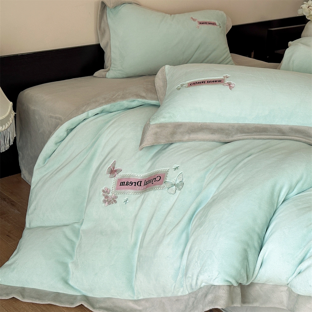 91家纺网 家纺一手货源 找家纺 梦幻之城 2025新款牛奶绒刺绣款四件套-梦菲 梦菲-清澈蓝+香草灰