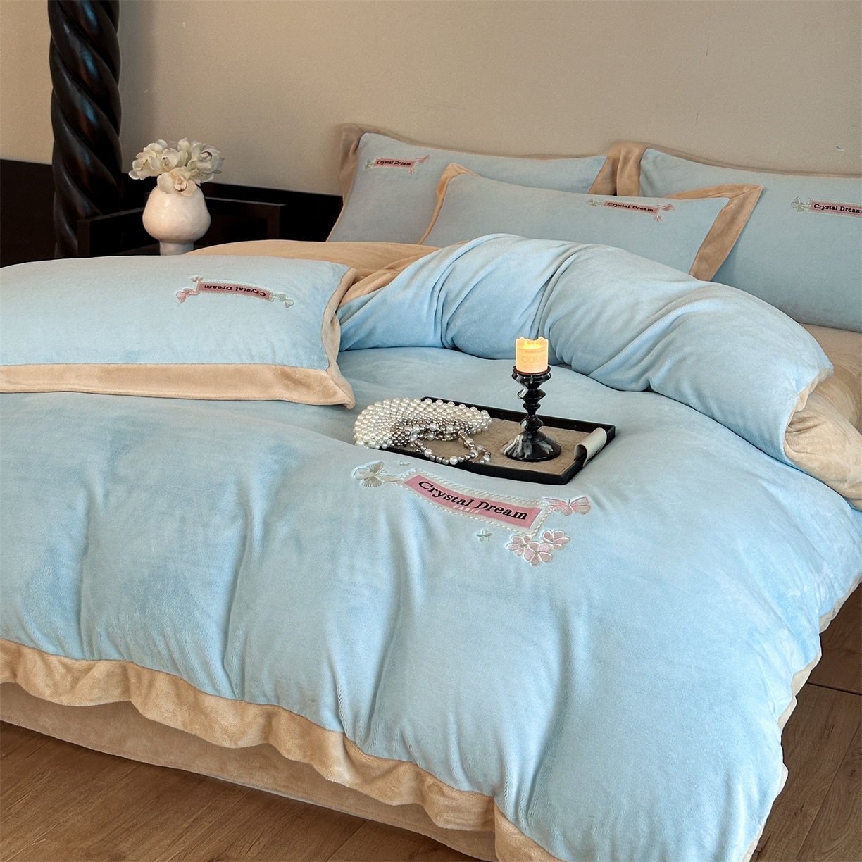 91家纺网 家纺一手货源 找家纺 梦幻之城 2025新款牛奶绒刺绣款四件套-梦菲 梦菲-天空蓝+香槟色