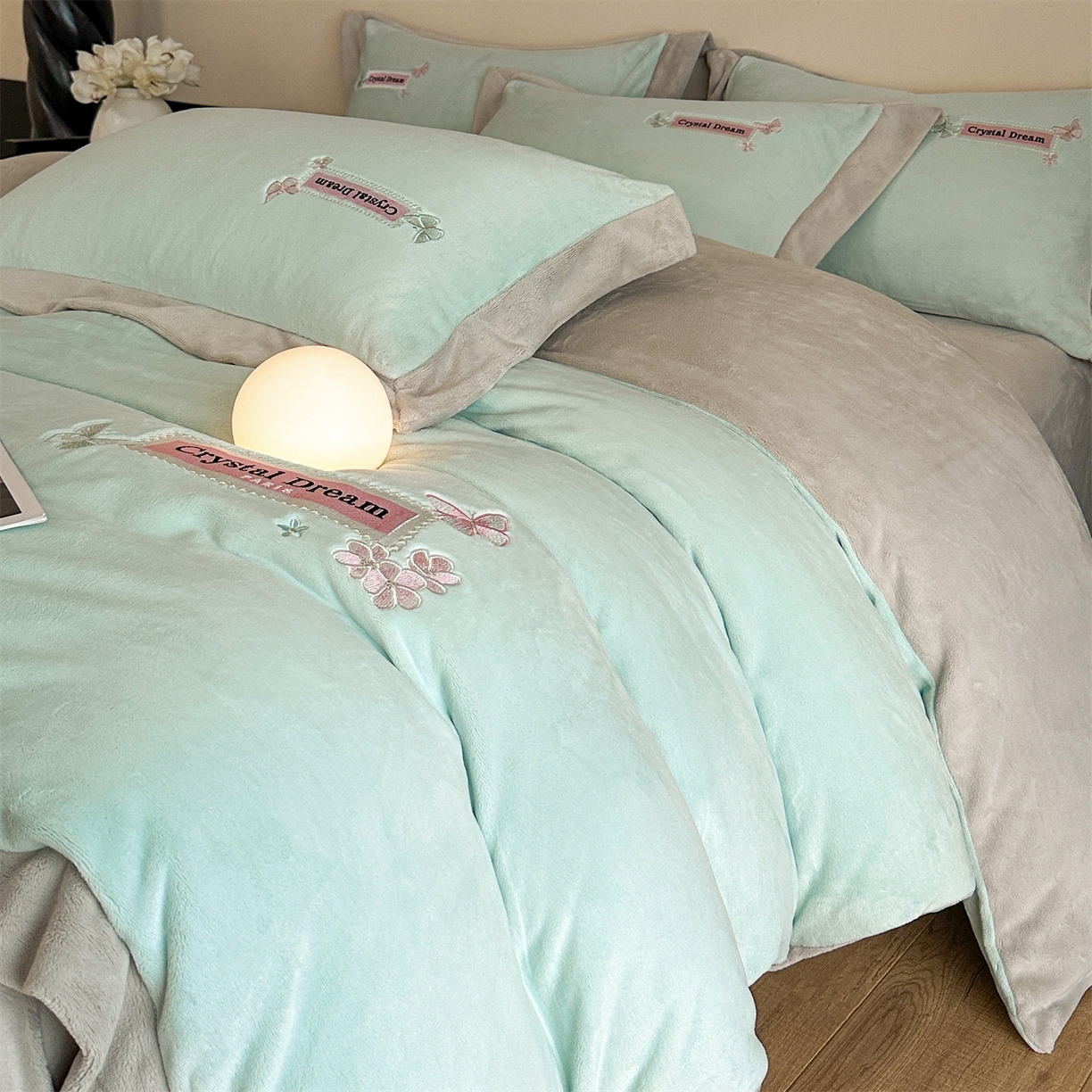 91家纺网 家纺一手货源 找家纺 梦幻之城 2025新款牛奶绒刺绣款四件套-梦菲 梦菲-清澈蓝+香草灰