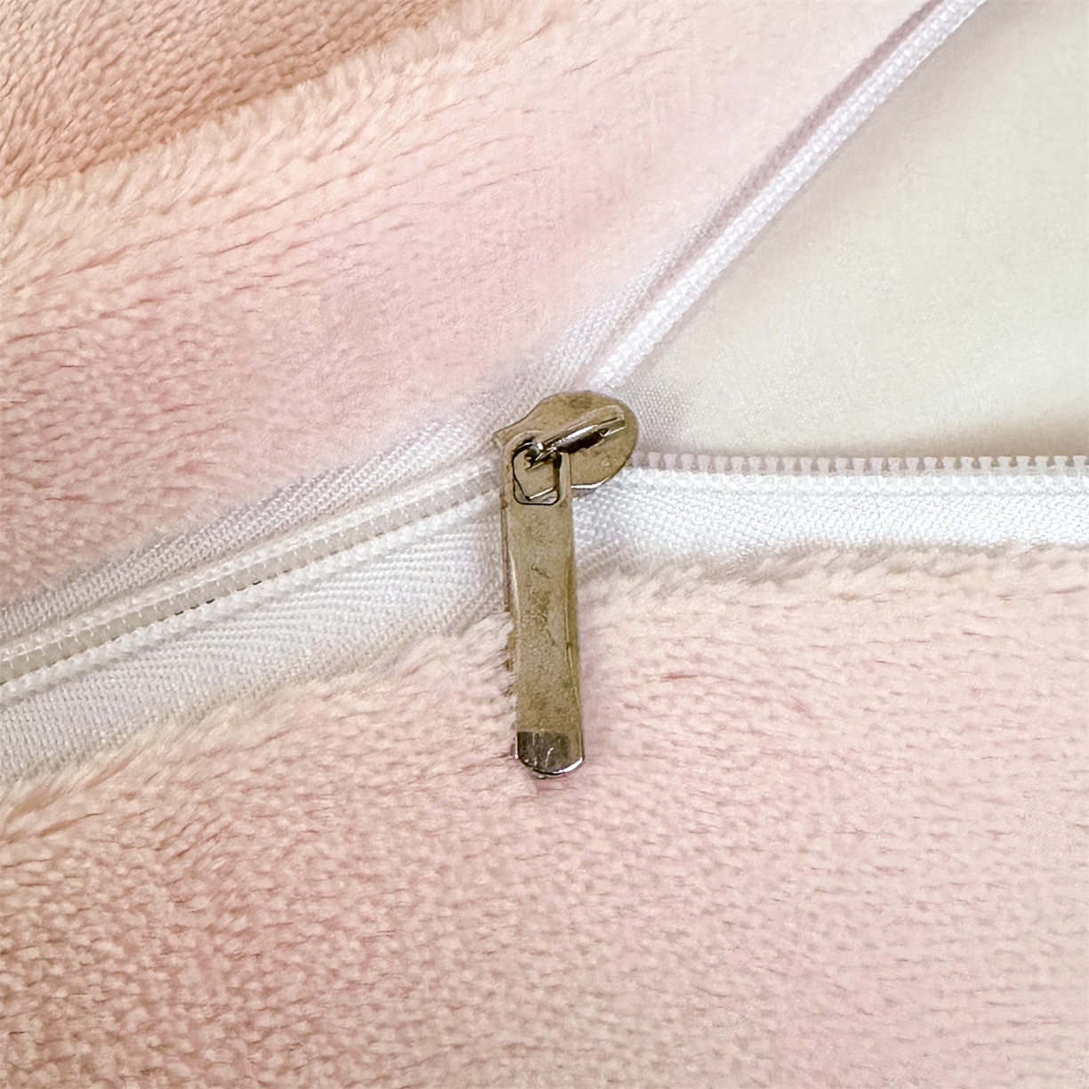 91家纺网 家纺一手货源 找家纺 梦幻之城 2025新款牛奶绒刺绣款四件套-梦菲 梦菲-丁香紫+靓粉