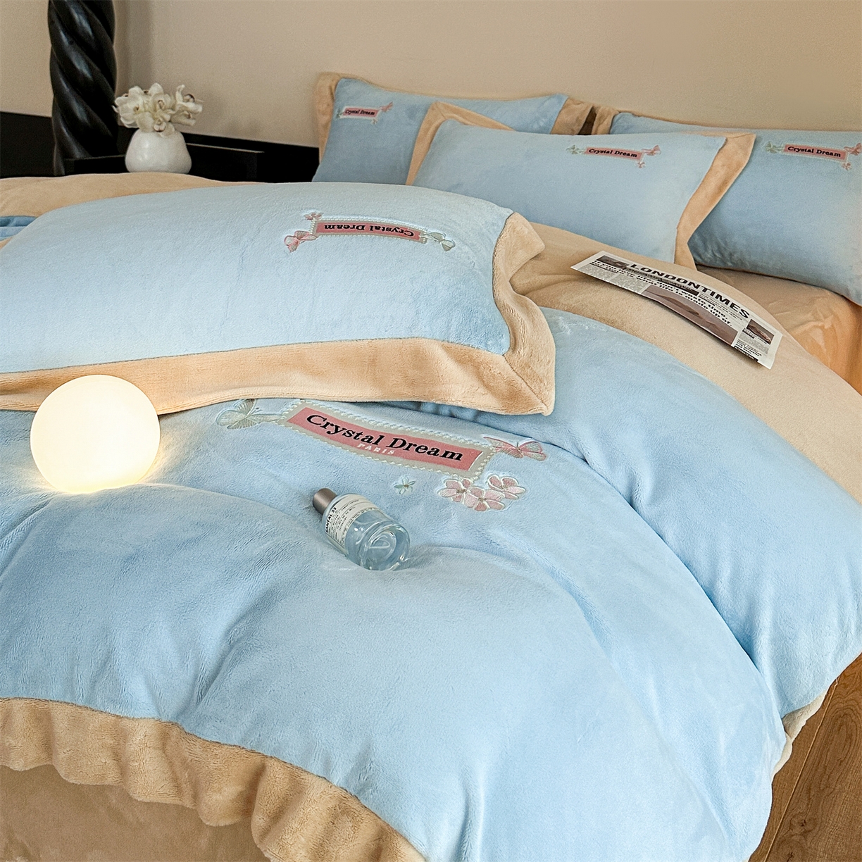 91家纺网 家纺一手货源 找家纺 梦幻之城 2025新款牛奶绒刺绣款四件套-梦菲 梦菲-天空蓝+香槟色