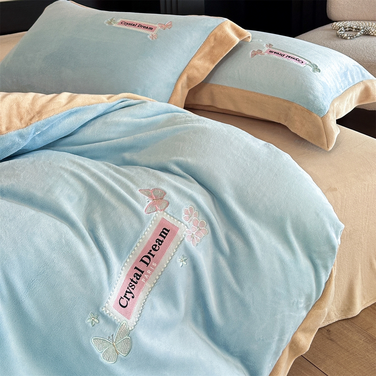 91家纺网 家纺一手货源 找家纺 梦幻之城 2025新款牛奶绒刺绣款四件套-梦菲 梦菲-天空蓝+香槟色