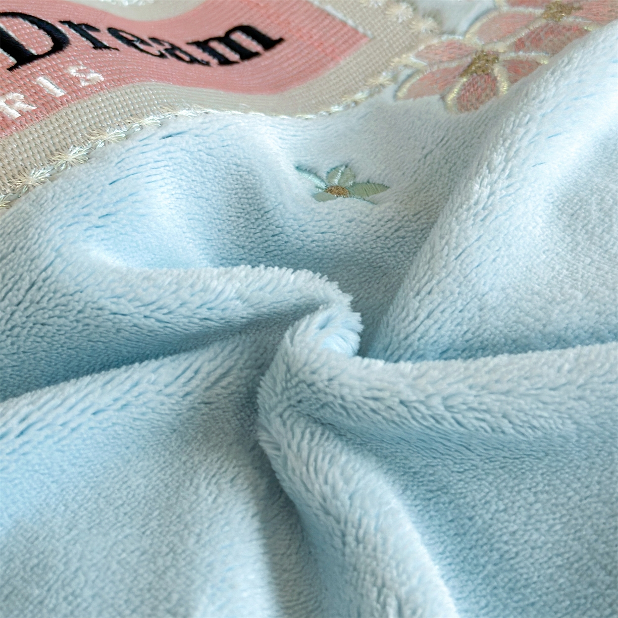 91家纺网 家纺一手货源 找家纺 梦幻之城 2025新款牛奶绒刺绣款四件套-梦菲 梦菲-天空蓝+香槟色