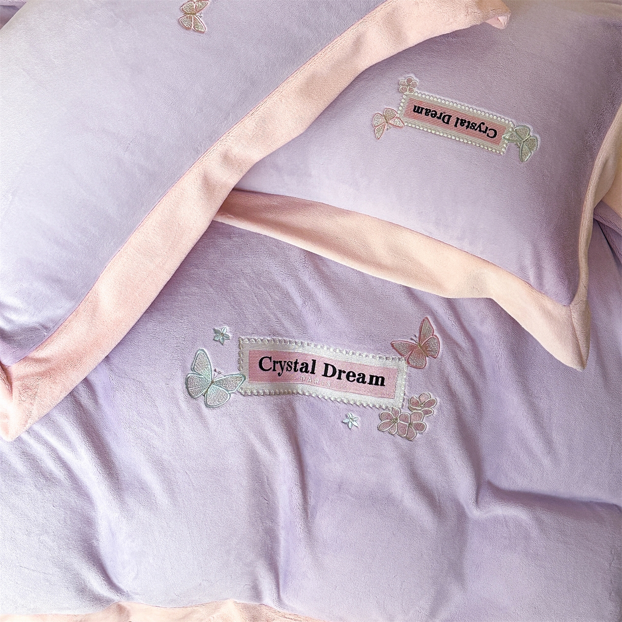 91家纺网 家纺一手货源 找家纺 梦幻之城 2025新款牛奶绒刺绣款四件套-梦菲 梦菲-丁香紫+靓粉