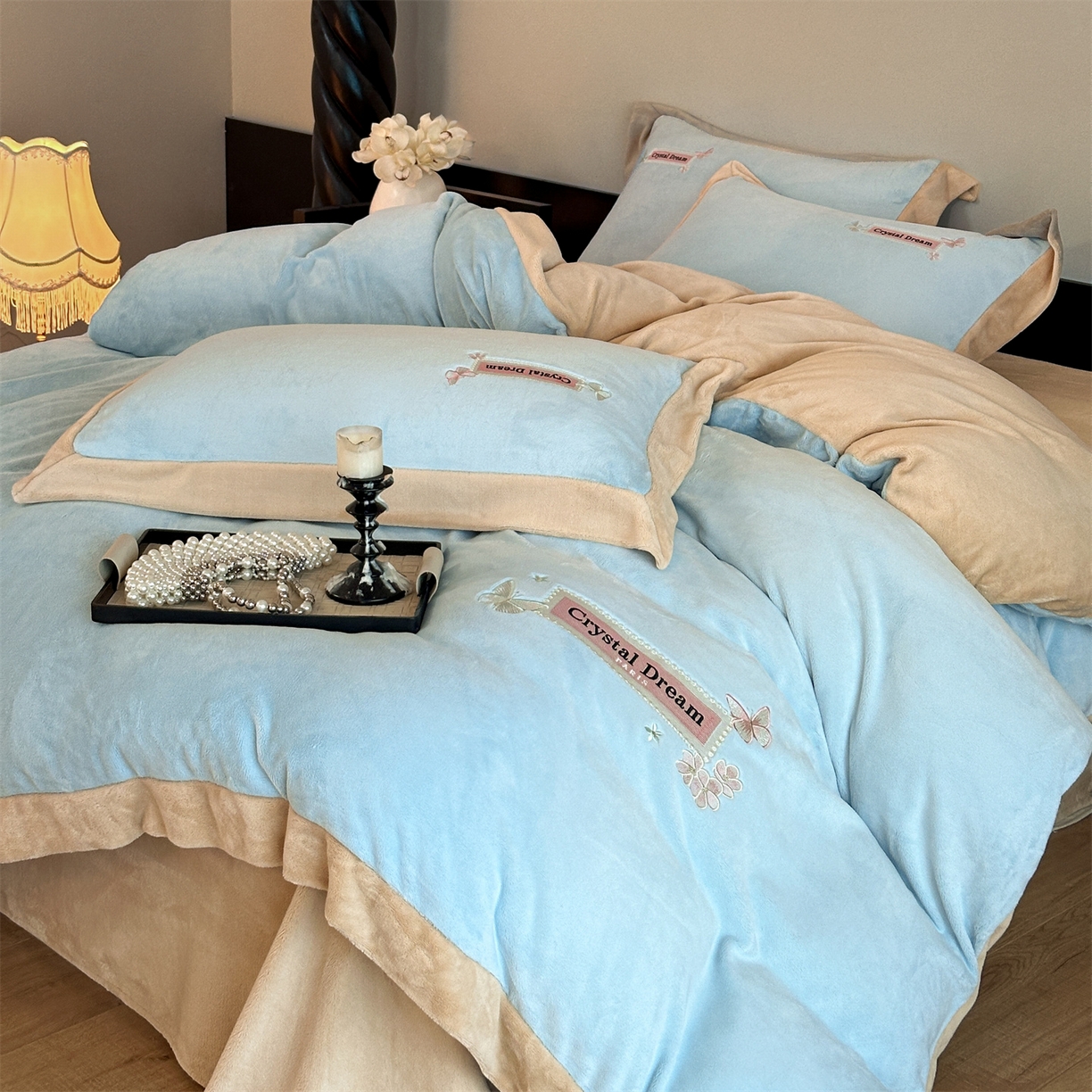 91家纺网 家纺一手货源 找家纺 梦幻之城 2025新款牛奶绒刺绣款四件套-梦菲 梦菲-天空蓝+香槟色