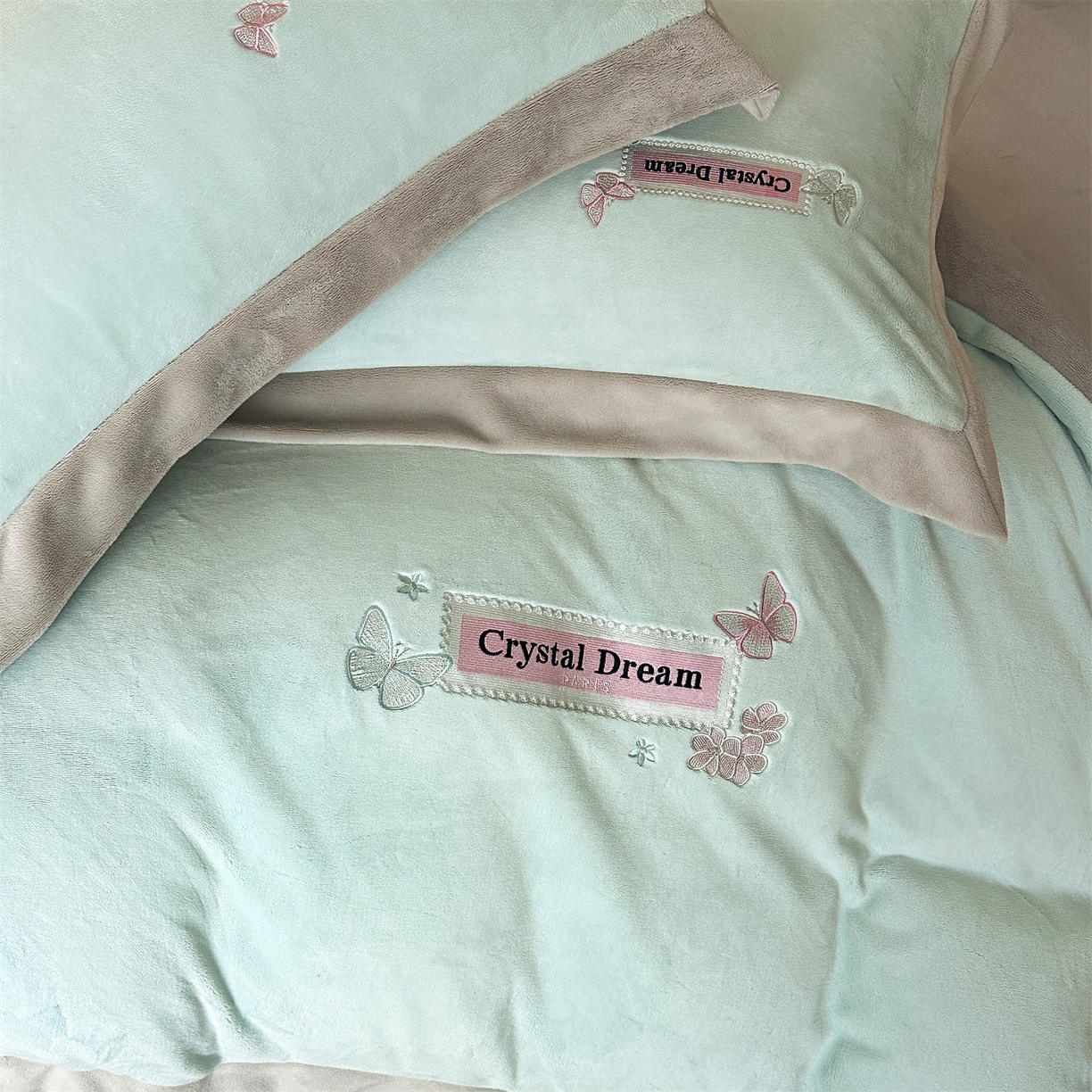 91家纺网 家纺一手货源 找家纺 梦幻之城 2025新款牛奶绒刺绣款四件套-梦菲 梦菲-清澈蓝+香草灰