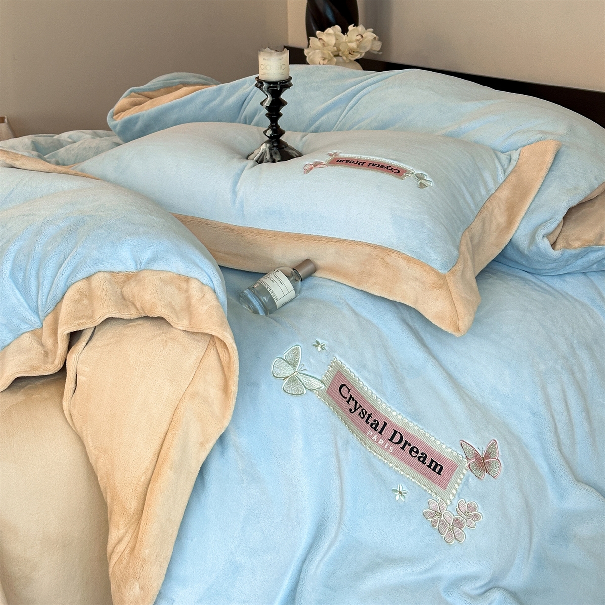 91家纺网 家纺一手货源 找家纺 梦幻之城 2025新款牛奶绒刺绣款四件套-梦菲 梦菲-天空蓝+香槟色