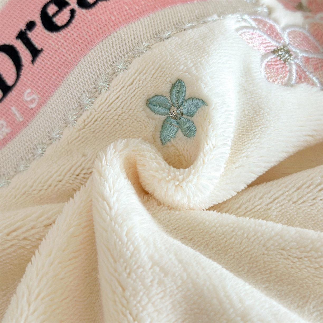 91家纺网 家纺一手货源 找家纺 梦幻之城 2025新款牛奶绒刺绣款四件套-梦菲 梦菲-奶白+香槟色