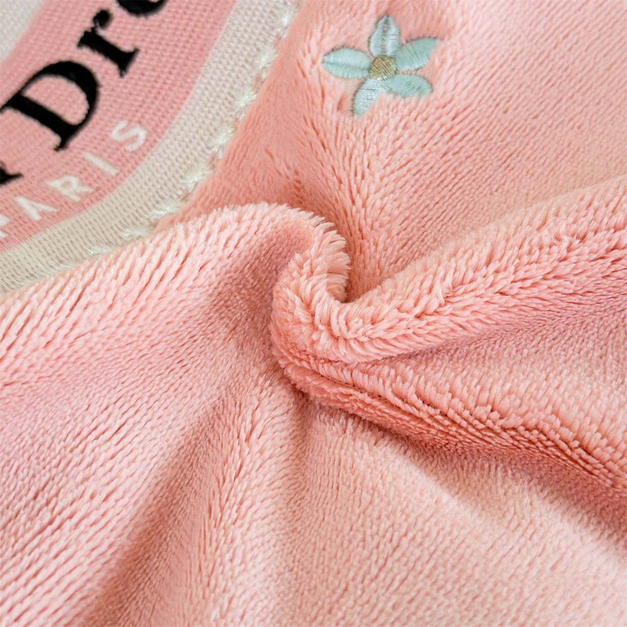 91家纺网 家纺一手货源 找家纺 梦幻之城 2025新款牛奶绒刺绣款四件套-梦菲 梦菲-橙意粉+香槟色