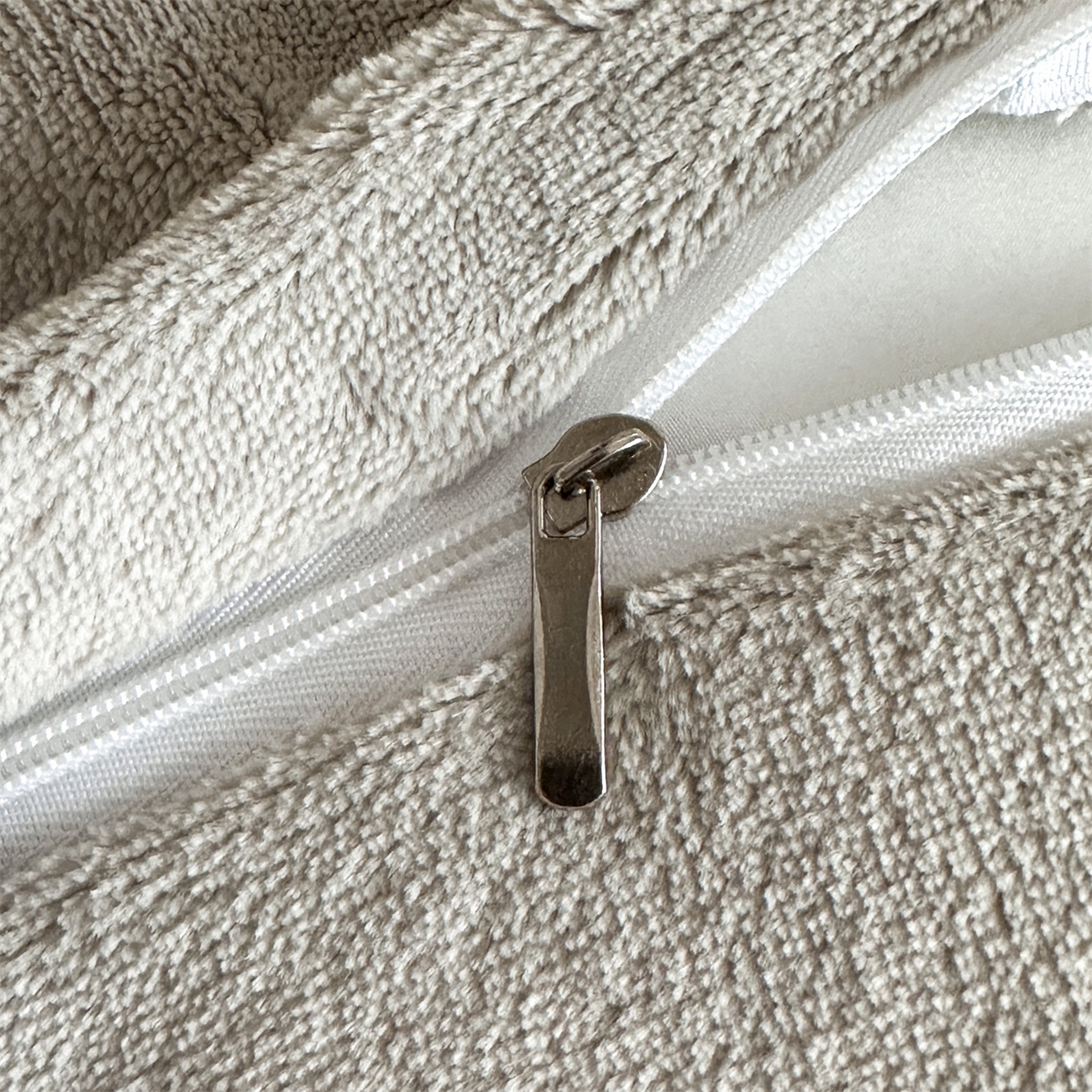 91家纺网 家纺一手货源 找家纺 梦幻之城 2025新款牛奶绒刺绣款四件套-梦菲 梦菲-清澈蓝+香草灰