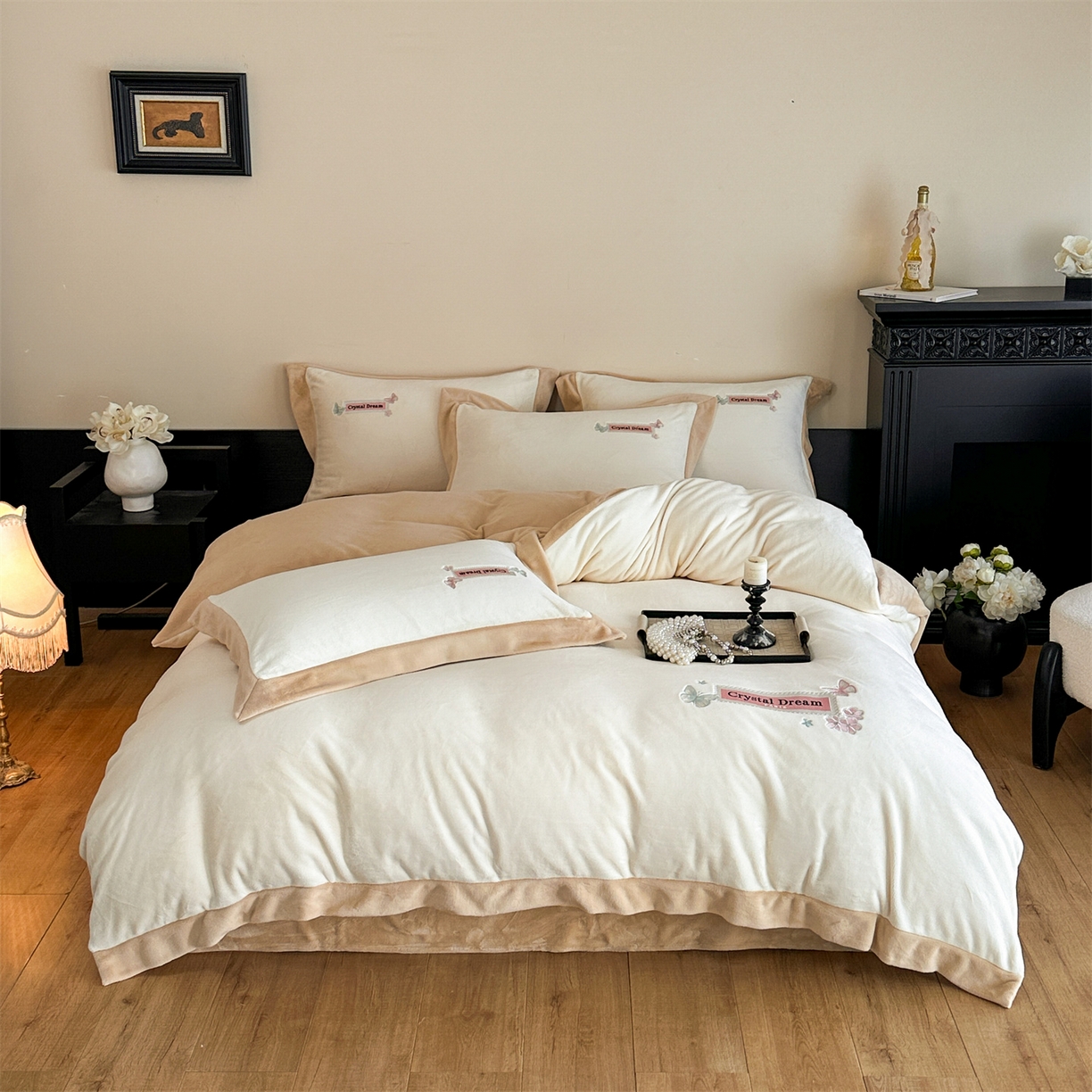 91家纺网 家纺一手货源 找家纺 梦幻之城 2025新款牛奶绒刺绣款四件套-梦菲 梦菲-奶白+香槟色