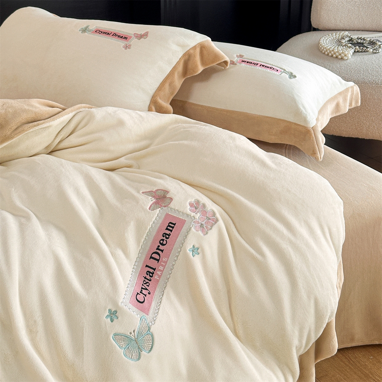 91家纺网 家纺一手货源 找家纺 梦幻之城 2025新款牛奶绒刺绣款四件套-梦菲 梦菲-奶白+香槟色