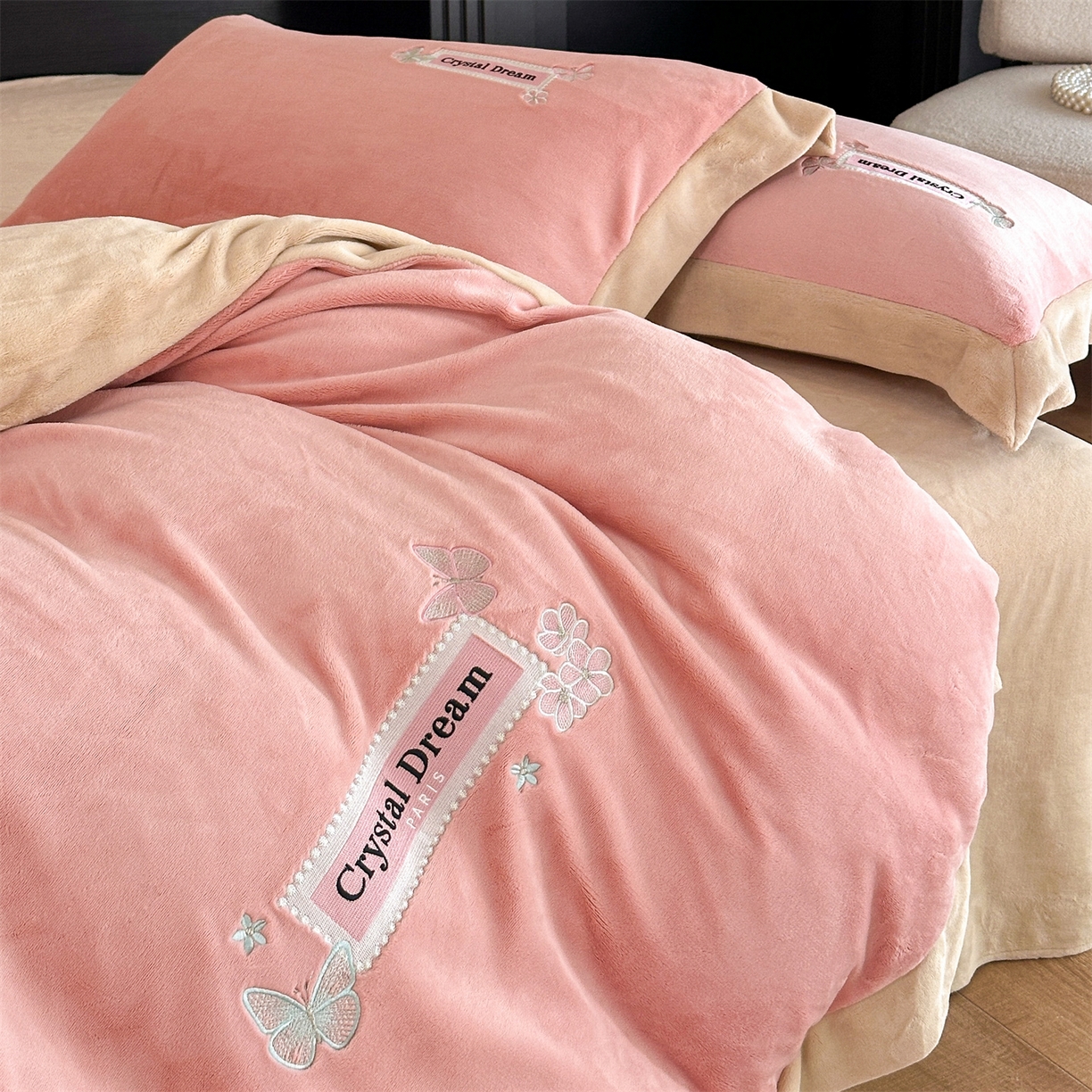 91家纺网 家纺一手货源 找家纺 梦幻之城 2025新款牛奶绒刺绣款四件套-梦菲 梦菲-橙意粉+香槟色