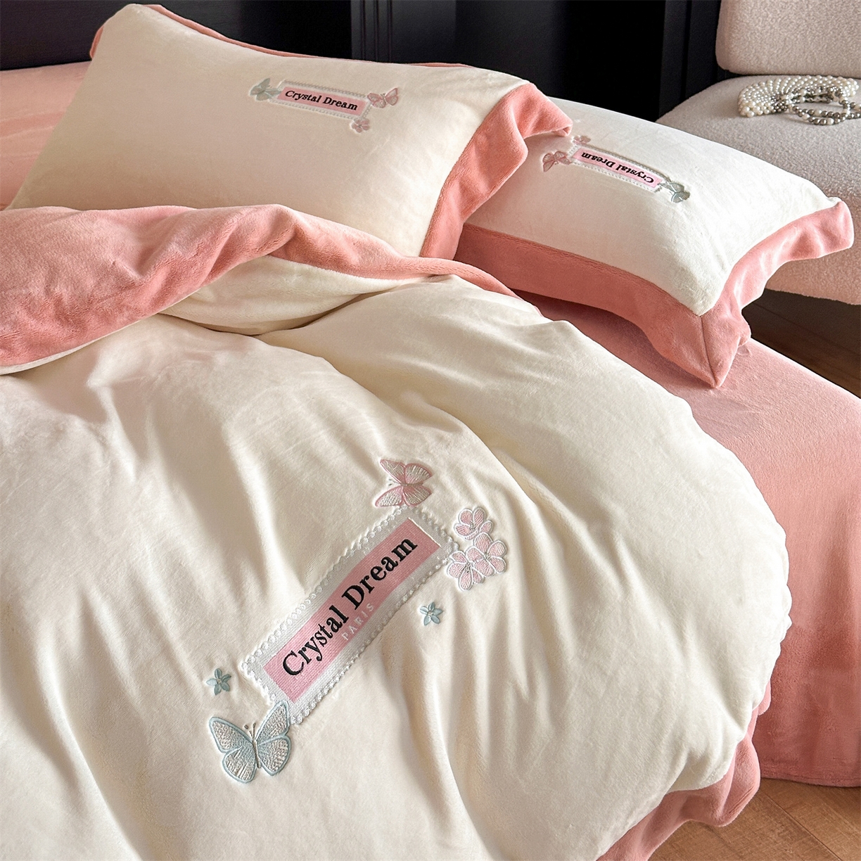 91家纺网 家纺一手货源 找家纺 梦幻之城 2025新款牛奶绒刺绣款四件套-梦菲 梦菲-奶白+橙意粉