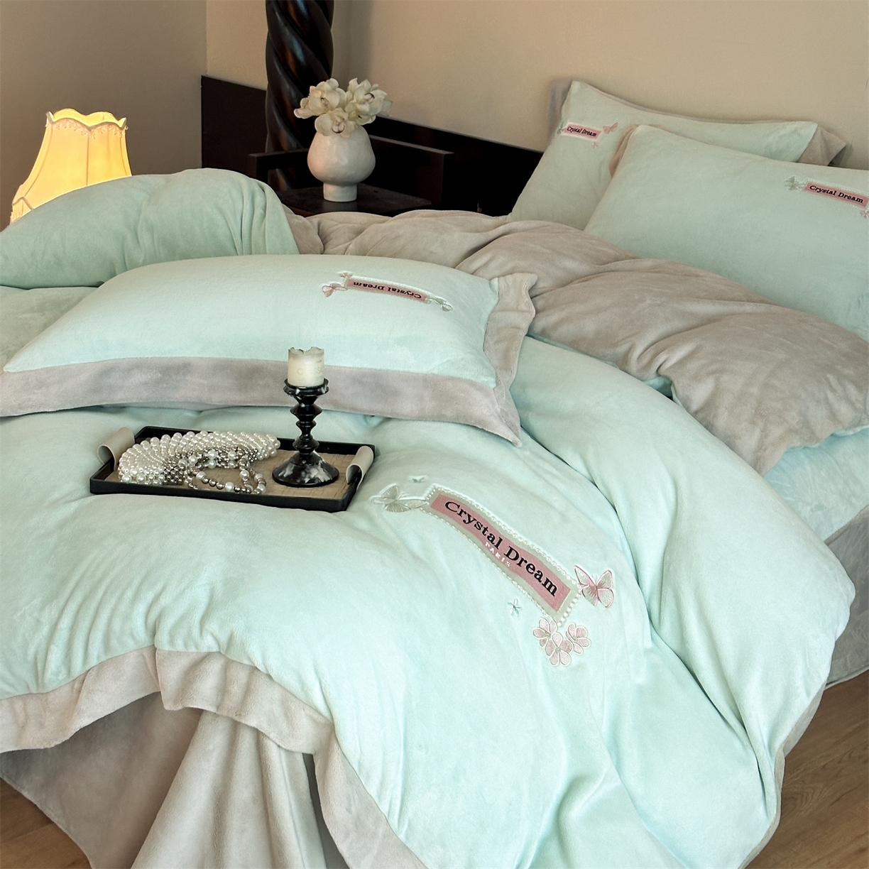 91家纺网 家纺一手货源 找家纺 梦幻之城 2025新款牛奶绒刺绣款四件套-梦菲 梦菲-清澈蓝+香草灰