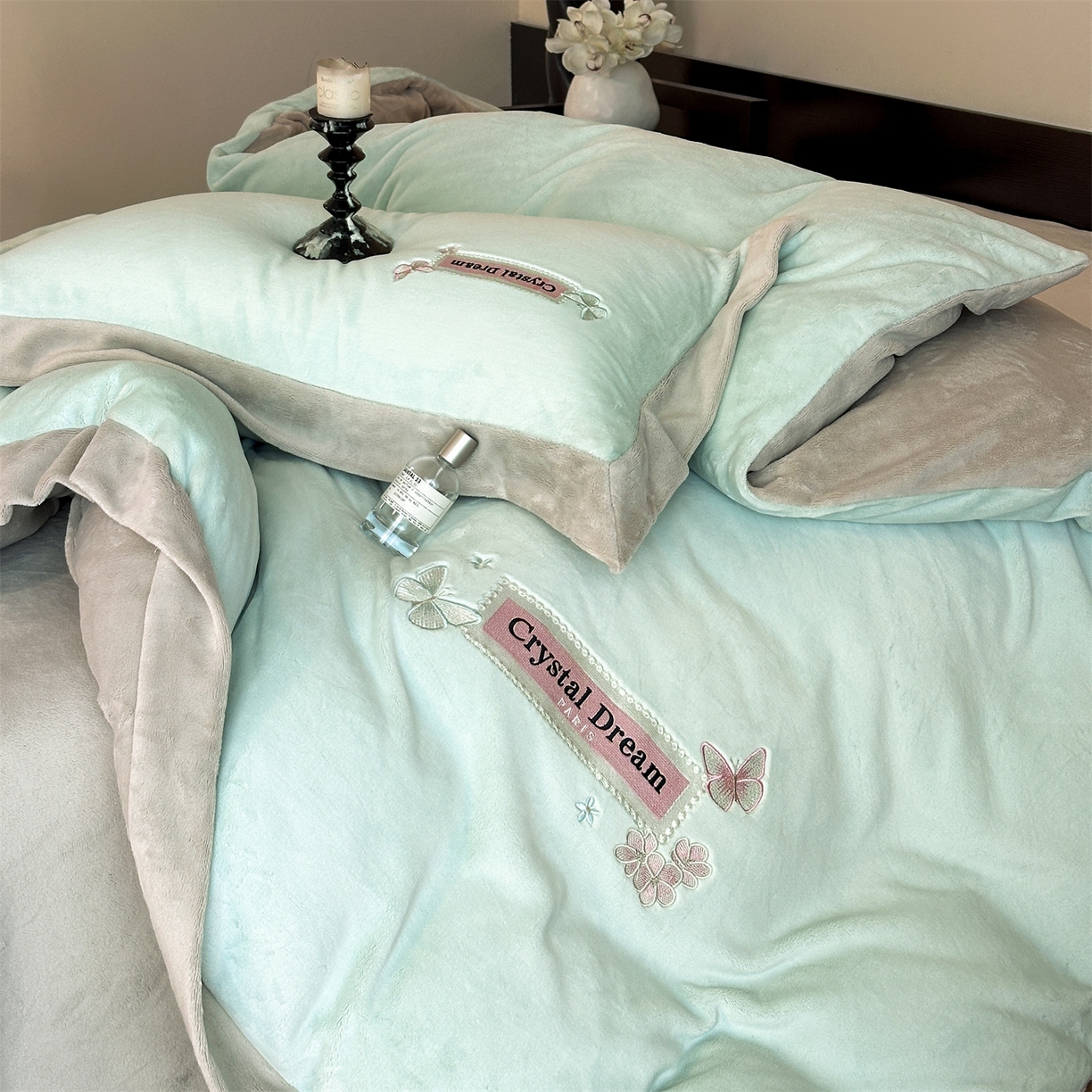 91家纺网 家纺一手货源 找家纺 梦幻之城 2025新款牛奶绒刺绣款四件套-梦菲 梦菲-清澈蓝+香草灰