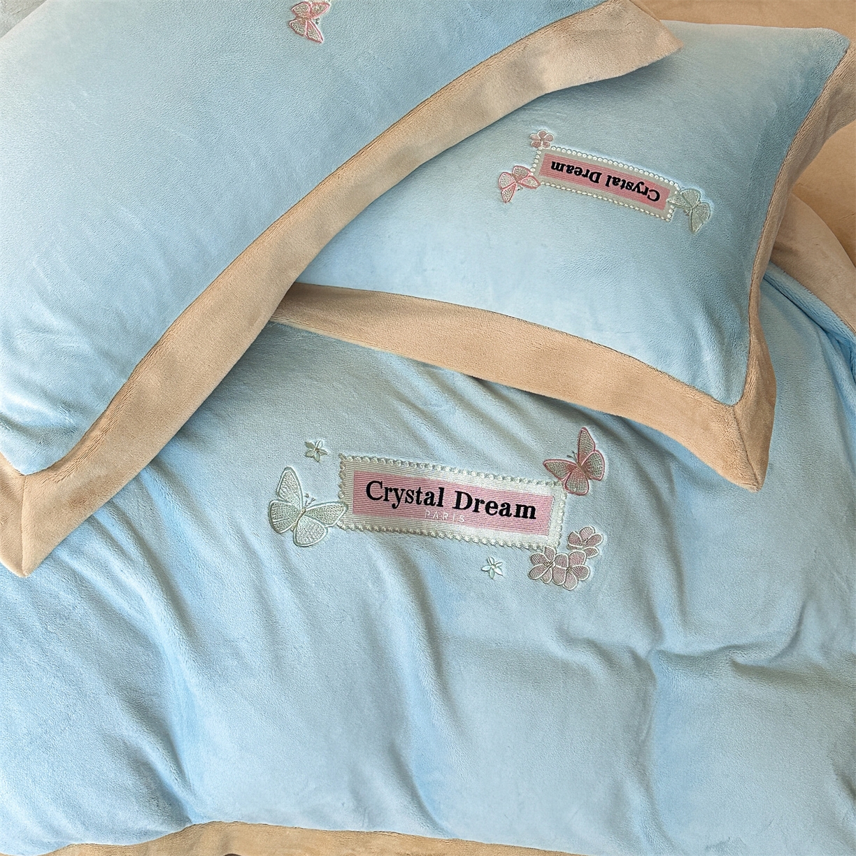 91家纺网 家纺一手货源 找家纺 梦幻之城 2025新款牛奶绒刺绣款四件套-梦菲 梦菲-天空蓝+香槟色