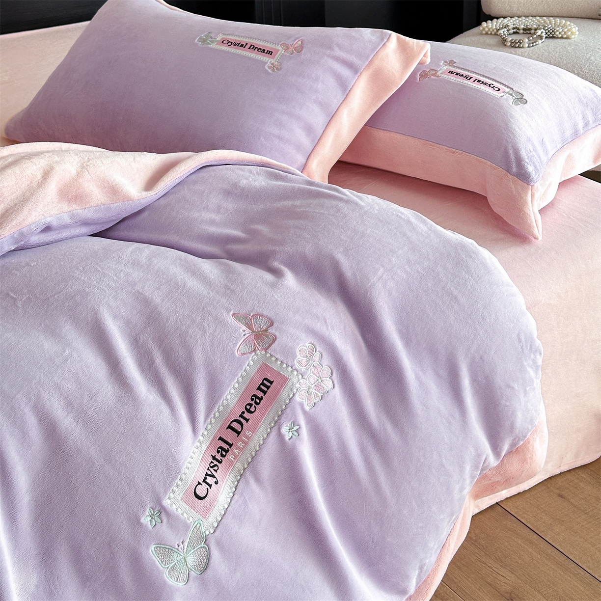 91家纺网 家纺一手货源 找家纺 梦幻之城 2025新款牛奶绒刺绣款四件套-梦菲 梦菲-丁香紫+靓粉