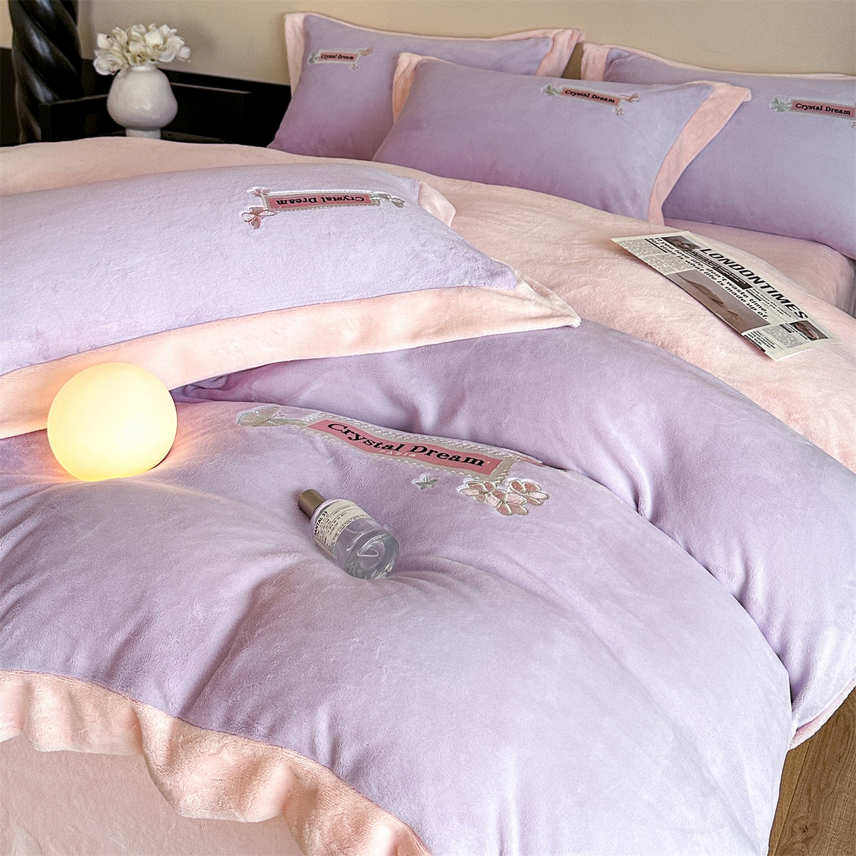 91家纺网 家纺一手货源 找家纺 梦幻之城 2025新款牛奶绒刺绣款四件套-梦菲 梦菲-丁香紫+靓粉