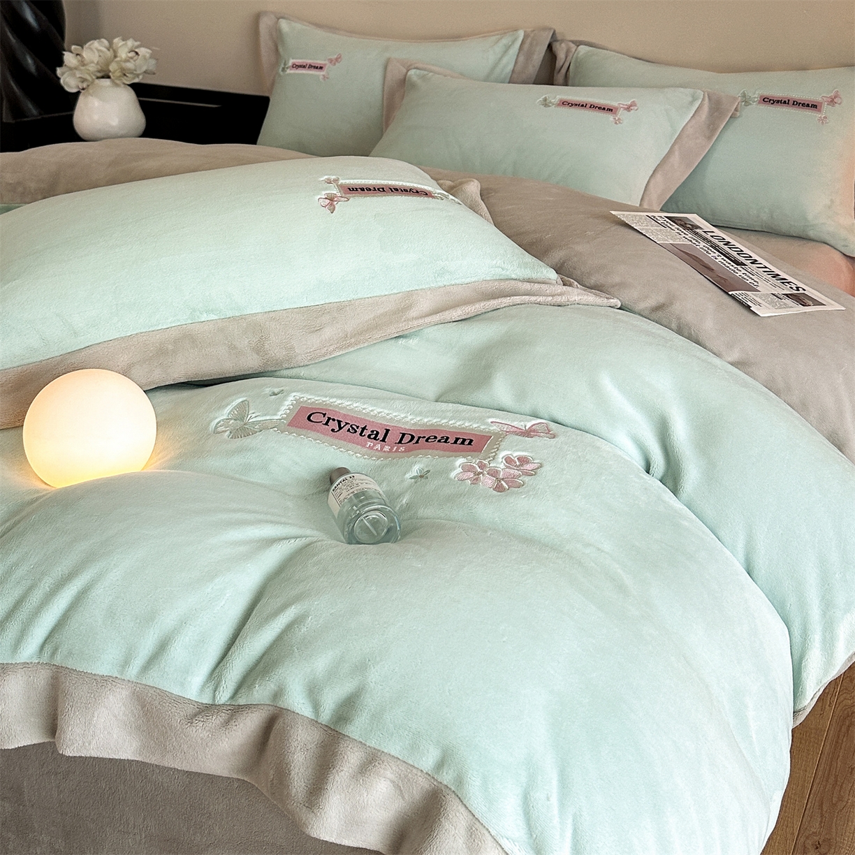 91家纺网 家纺一手货源 找家纺 梦幻之城 2025新款牛奶绒刺绣款四件套-梦菲 梦菲-清澈蓝+香草灰