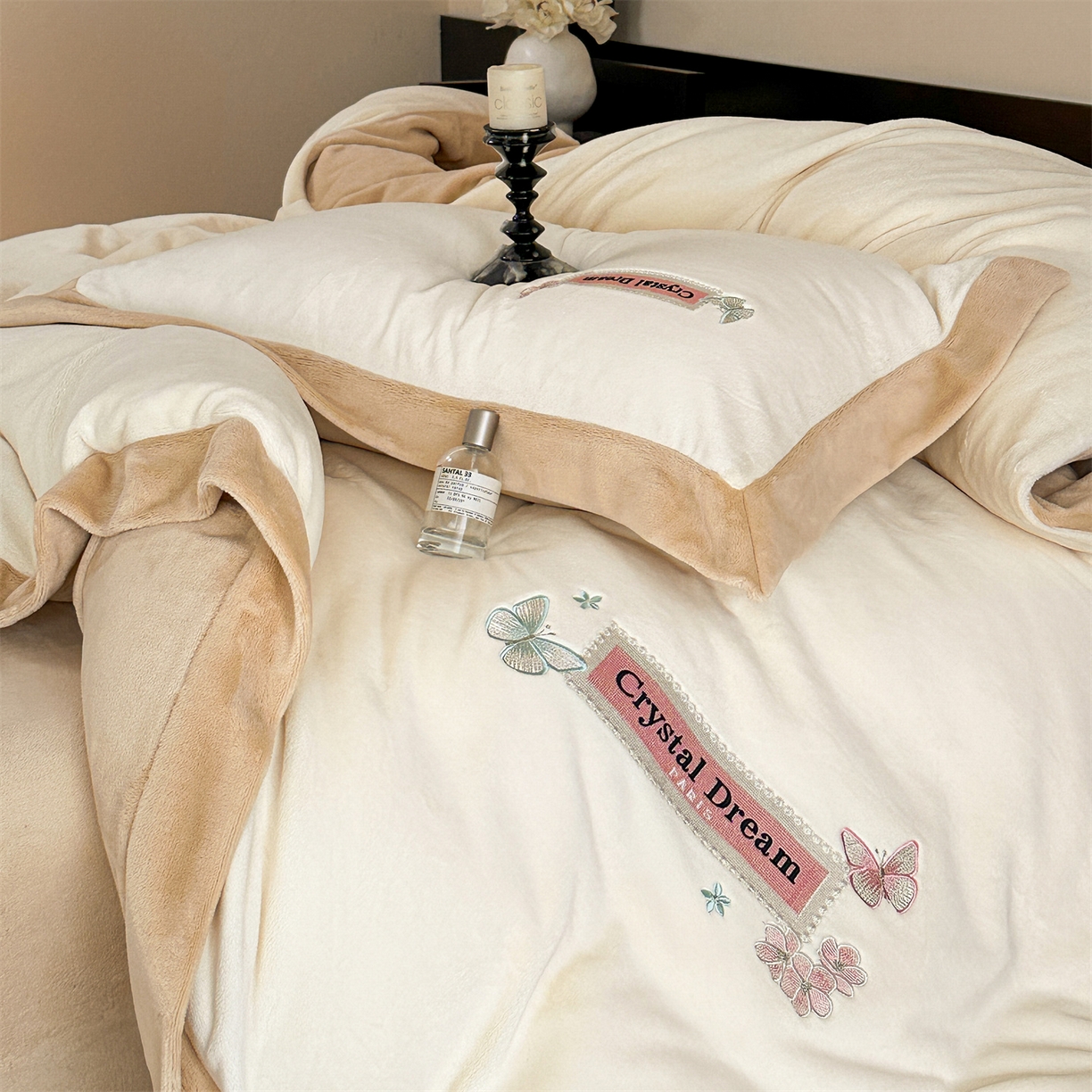 91家纺网 家纺一手货源 找家纺 梦幻之城 2025新款牛奶绒刺绣款四件套-梦菲 梦菲-奶白+香槟色