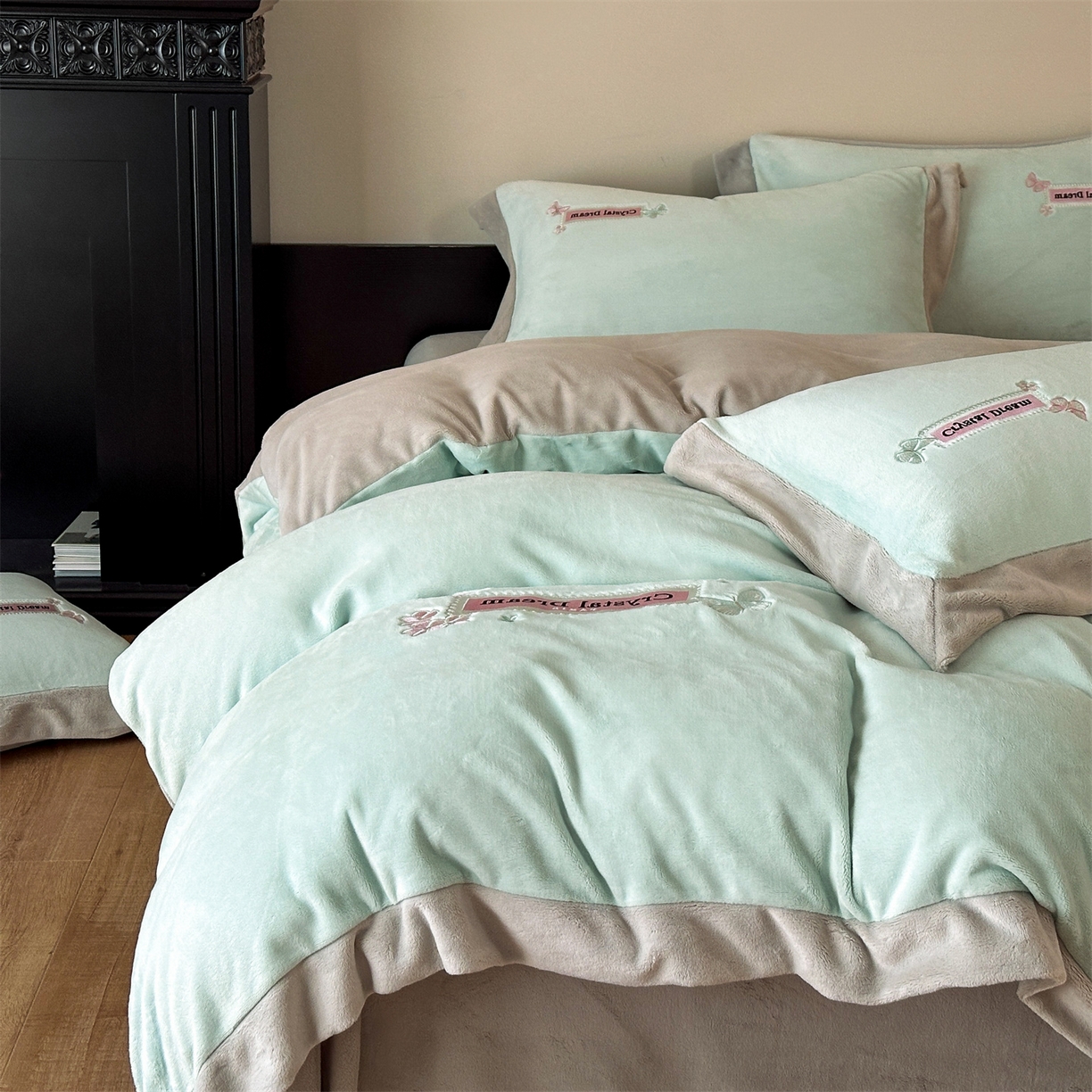 91家纺网 家纺一手货源 找家纺 梦幻之城 2025新款牛奶绒刺绣款四件套-梦菲 梦菲-清澈蓝+香草灰