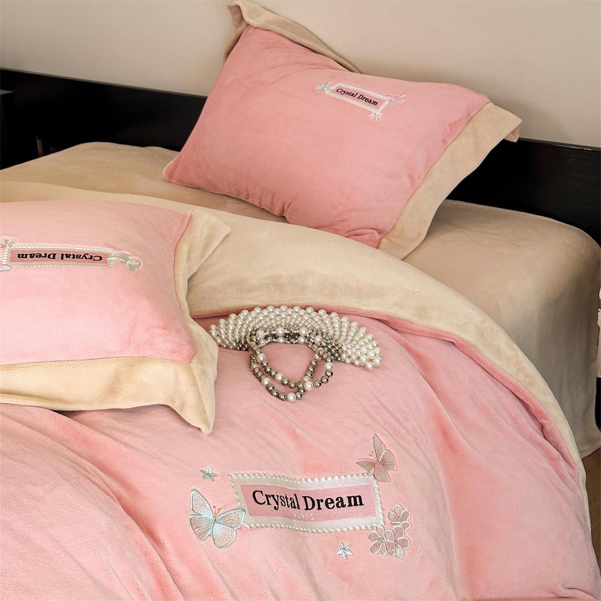 91家纺网 家纺一手货源 找家纺 梦幻之城 2025新款牛奶绒刺绣款四件套-梦菲 梦菲-橙意粉+香槟色