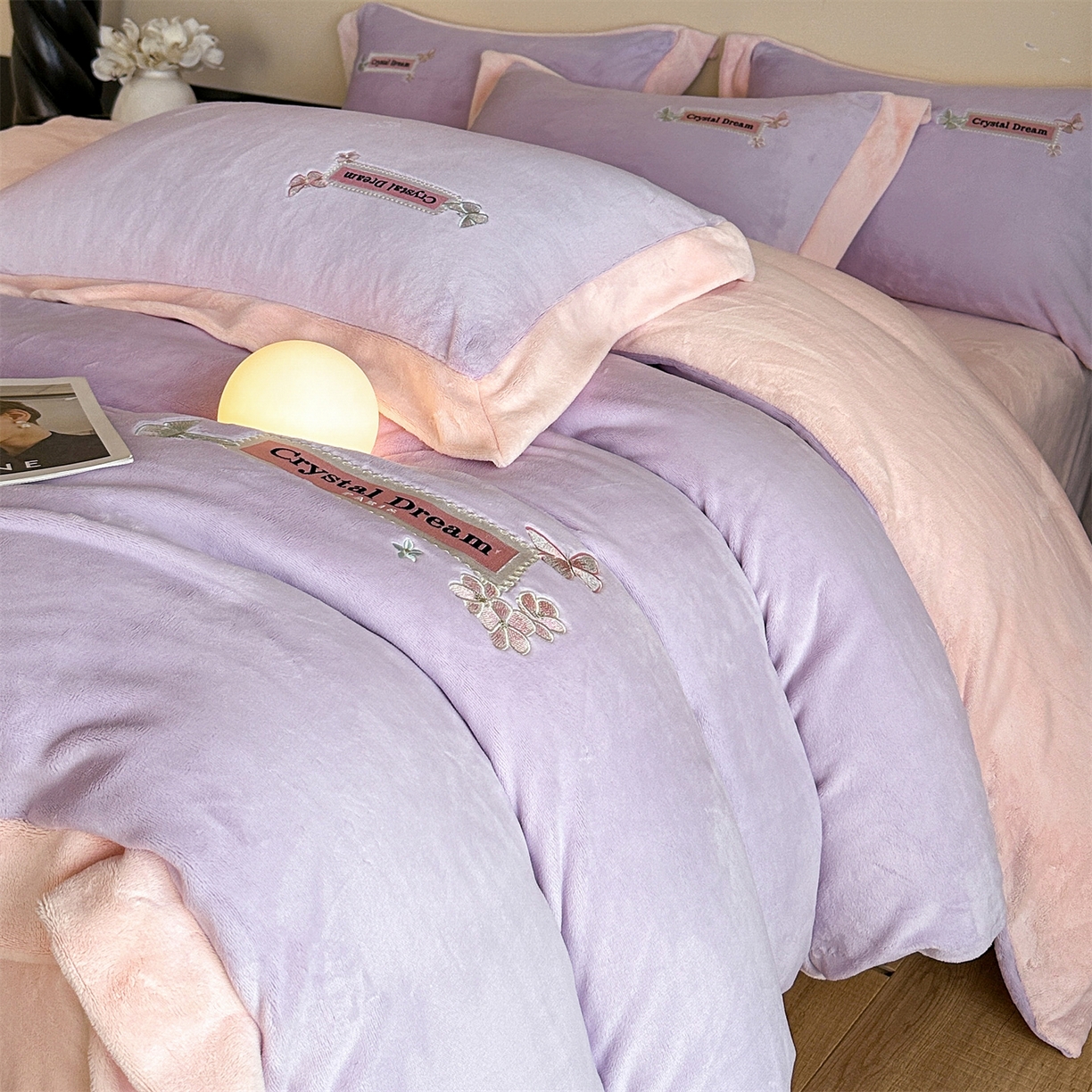 91家纺网 家纺一手货源 找家纺 梦幻之城 2025新款牛奶绒刺绣款四件套-梦菲 梦菲-丁香紫+靓粉