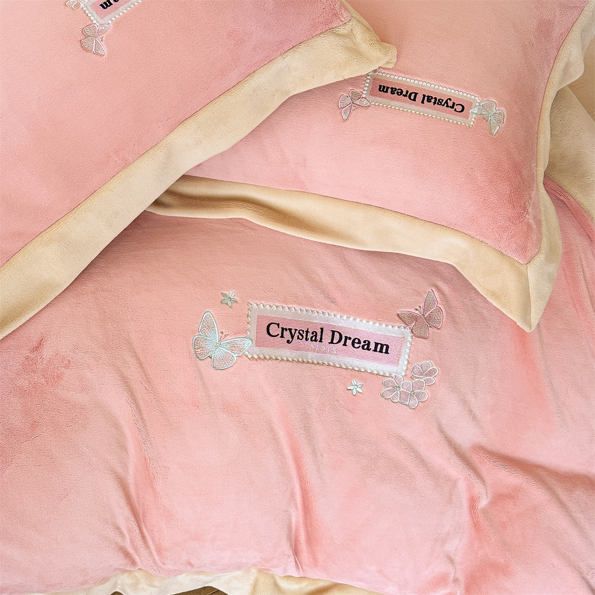 91家纺网 家纺一手货源 找家纺 梦幻之城 2025新款牛奶绒刺绣款四件套-梦菲 梦菲-橙意粉+香槟色