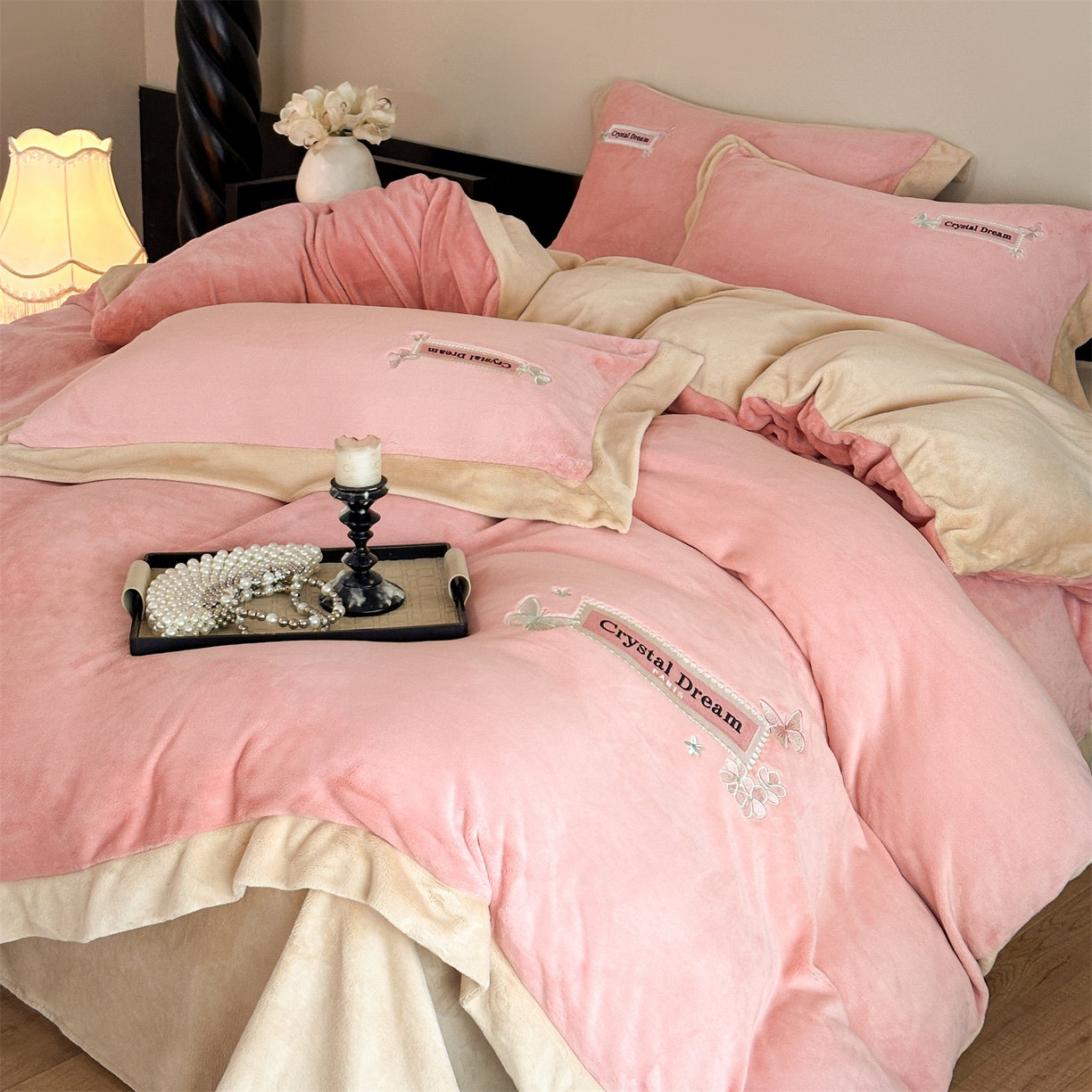 91家纺网 家纺一手货源 找家纺 梦幻之城 2025新款牛奶绒刺绣款四件套-梦菲 梦菲-橙意粉+香槟色