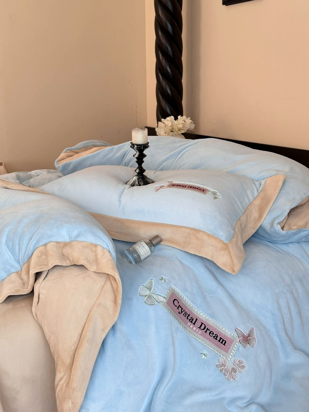 91家纺网 家纺一手货源 找家纺 梦幻之城 2025新款牛奶绒刺绣款四件套-梦菲 梦菲-天空蓝+香槟色