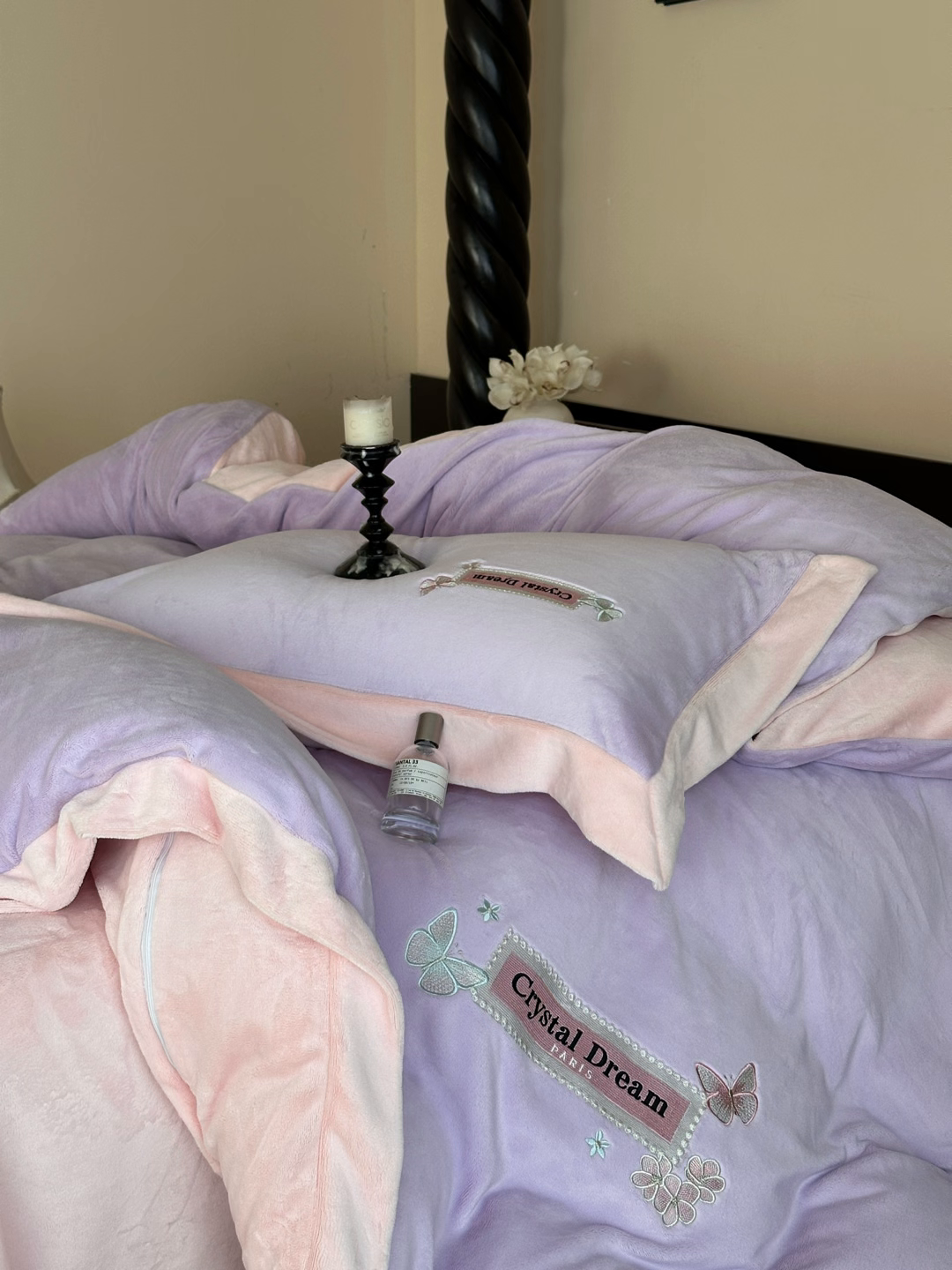 91家纺网 家纺一手货源 找家纺 梦幻之城 2025新款牛奶绒刺绣款四件套-梦菲 梦菲-丁香紫+靓粉