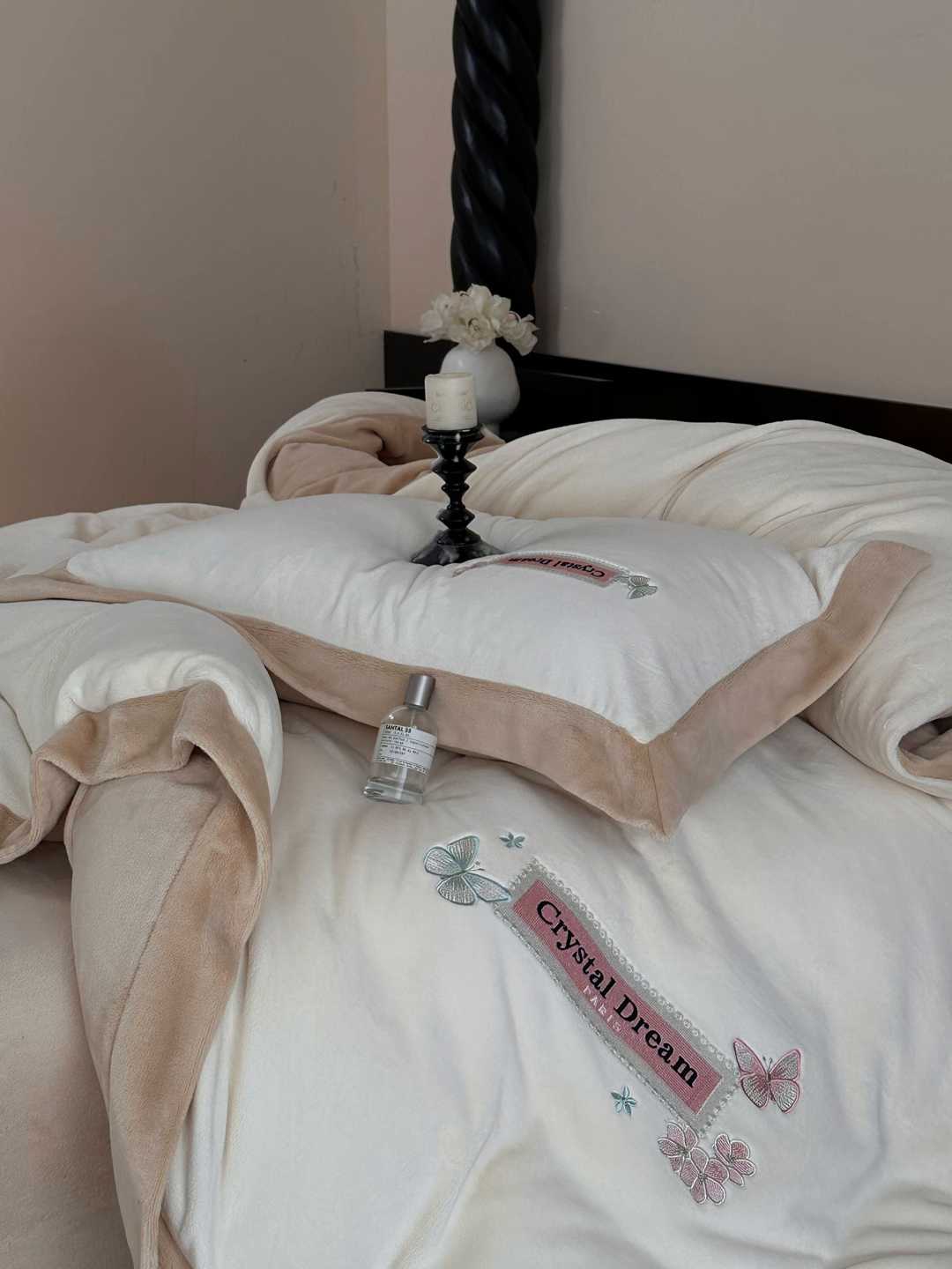 91家纺网 家纺一手货源 找家纺 梦幻之城 2025新款牛奶绒刺绣款四件套-梦菲 梦菲-奶白+香槟色