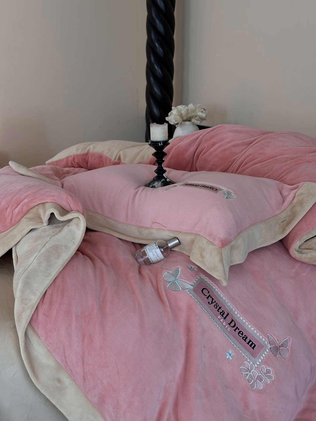 91家纺网 家纺一手货源 找家纺 梦幻之城 2025新款牛奶绒刺绣款四件套-梦菲 梦菲-橙意粉+香槟色